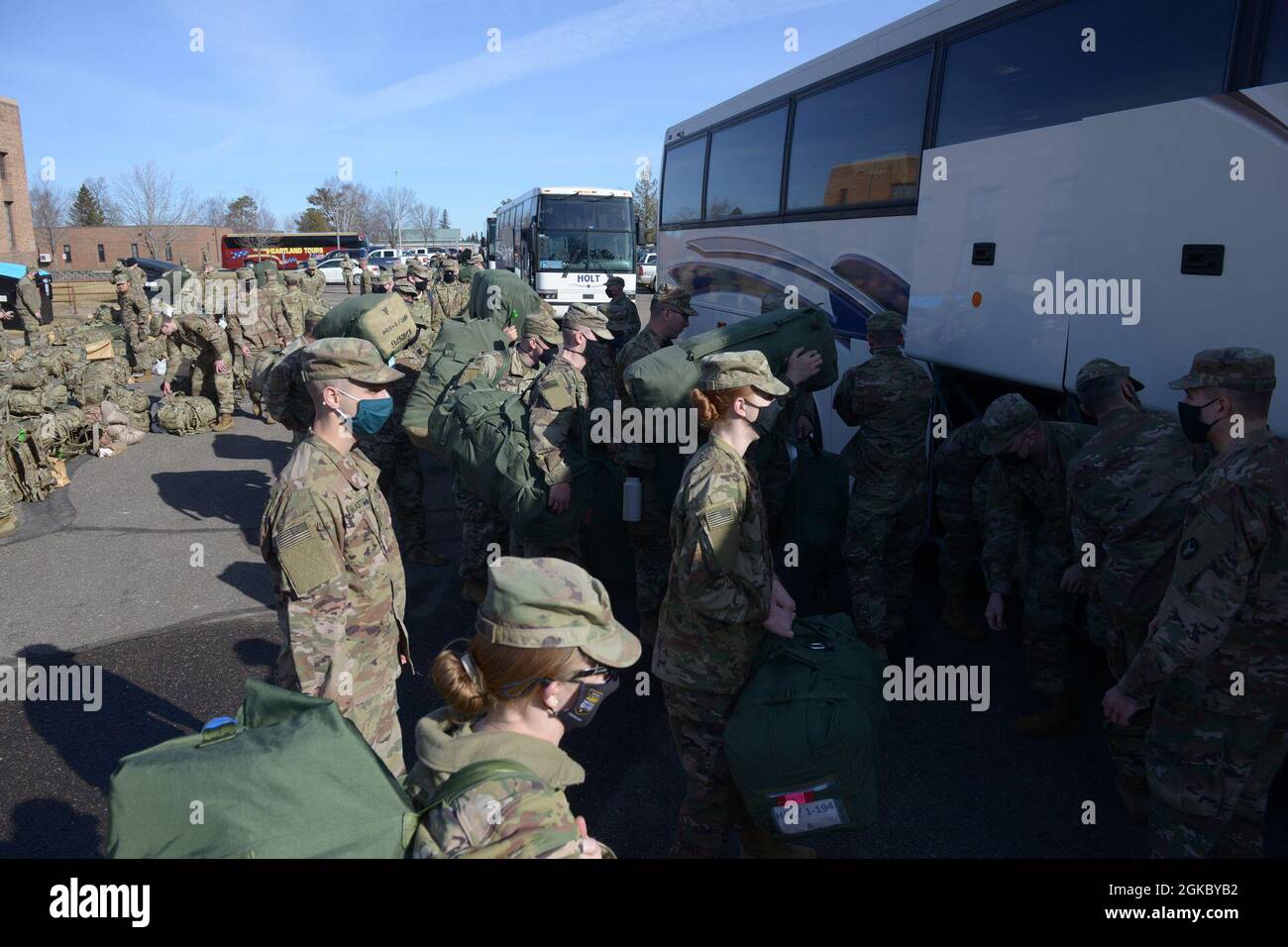 Su Camp Ripley Corporal Allyna tempeste e Bumble The Bear che, come molti giovani membri del Servizio, sarà sulla sua strada oltre l'8 marzo 2021, mentre la sua unità si prepara per lo spiegamento. Foto Stock