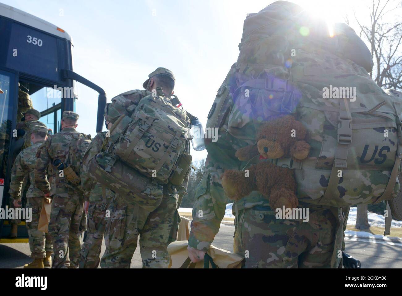 Su Camp Ripley Corporal Allyna tempeste e Bumble The Bear che, come molti giovani membri del Servizio, sarà sulla sua strada oltre l'8 marzo 2021, mentre la sua unità si prepara per lo spiegamento. Foto Stock