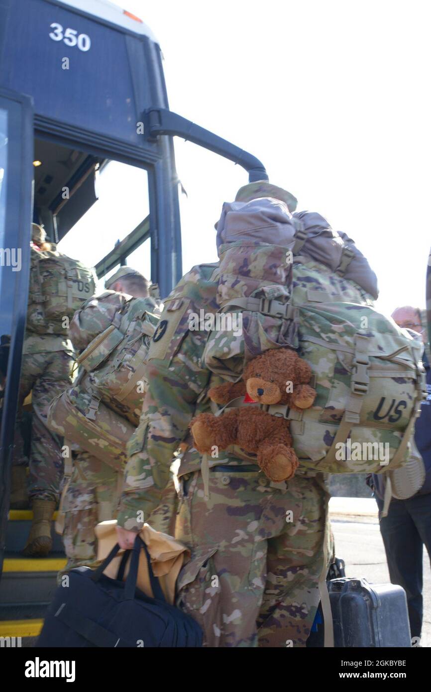 Su Camp Ripley Corporal Allyna tempeste e Bumble The Bear che, come molti giovani membri del Servizio, sarà sulla sua strada oltre l'8 marzo 2021, mentre la sua unità si prepara per lo spiegamento. Foto Stock