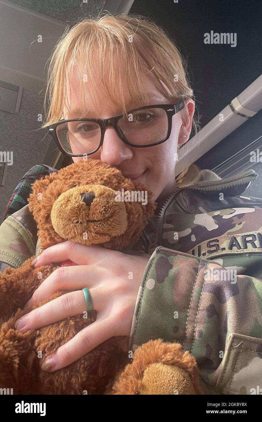 Corpal Allyna tempeste e Bumble The Bear che, come molti giovani membri del Servizio, sarà sulla sua strada oltre l'8 marzo 2021, mentre la sua unità si prepara per lo spiegamento. Foto Stock