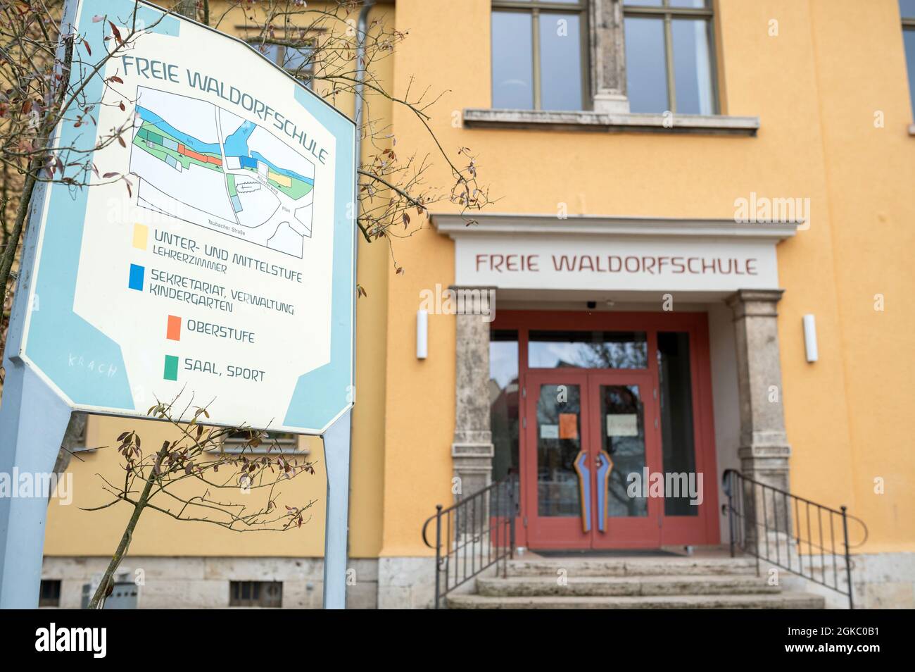 Weimar, Germania. 19 Aprile 2021. Freie Waldorfschule è scritto sopra l'ingresso dell'edificio scolastico. Credit: Thomas Müller/dpa-Zentralbild/ZB/dpa/Alamy Live News Foto Stock