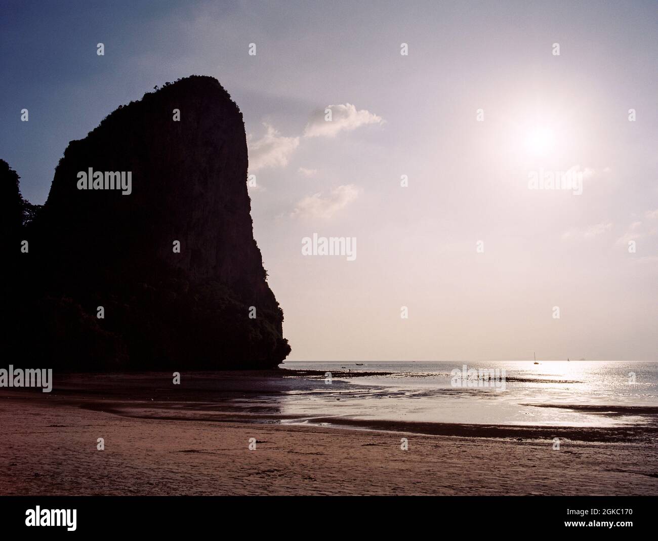 Tramonto sulla spiaggia di Phra nang Cave, Railay Peninsular, Krabi, Thailandia. Foto Stock