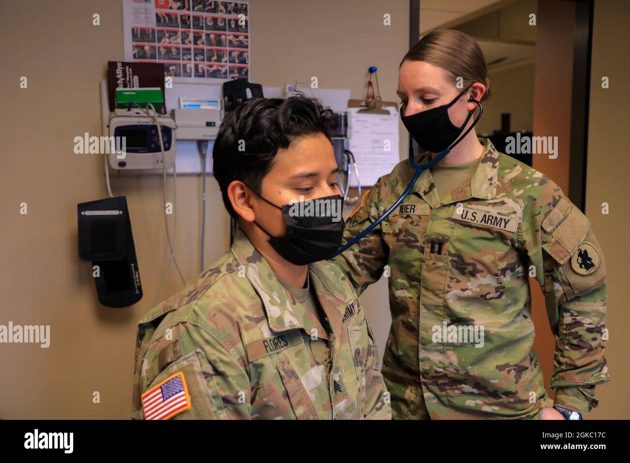 Heather A. Meier, assistente medico presso il quartier generale e il quartier generale dell'esercito degli Stati Uniti, usa il suo stetoscopio su Sgt. Jessenia J. Flores presso la sede dell'Esercito del Sud degli Stati Uniti sulla base congiunta di San Antonio – Fort Sam Houston, Texas, 8 marzo 2021. Il compito di Meier è quello di prendersi cura delle esigenze sanitarie di base dei soldati nell’Army South. Foto Stock