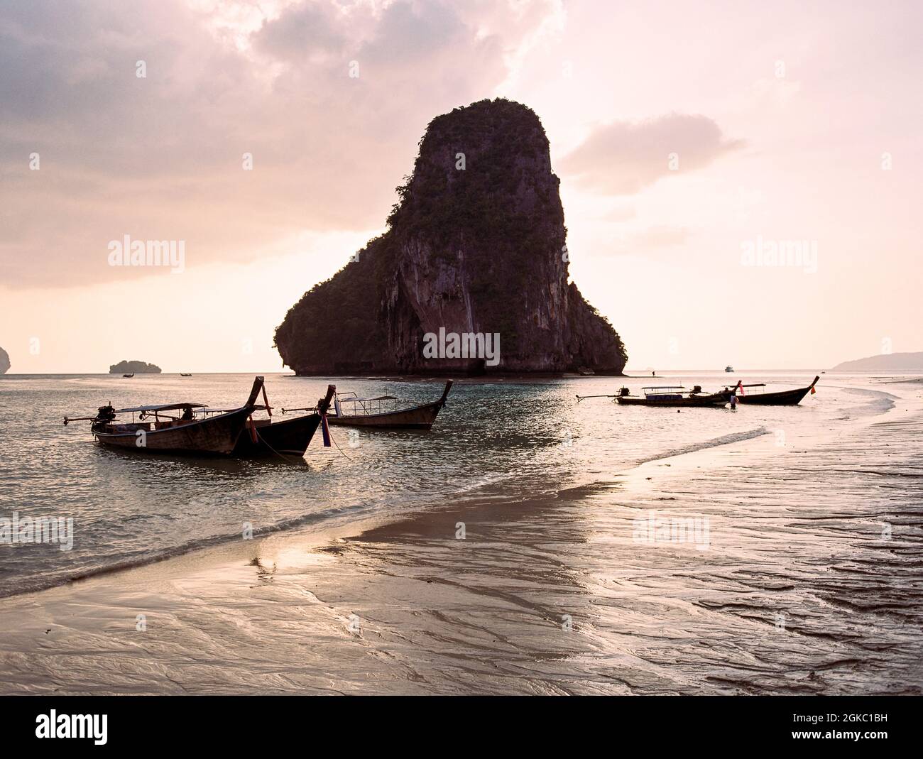 Tramonto sulla spiaggia di Phra nang Cave, Railay Peninsular, Krabi, Thailandia. Foto Stock