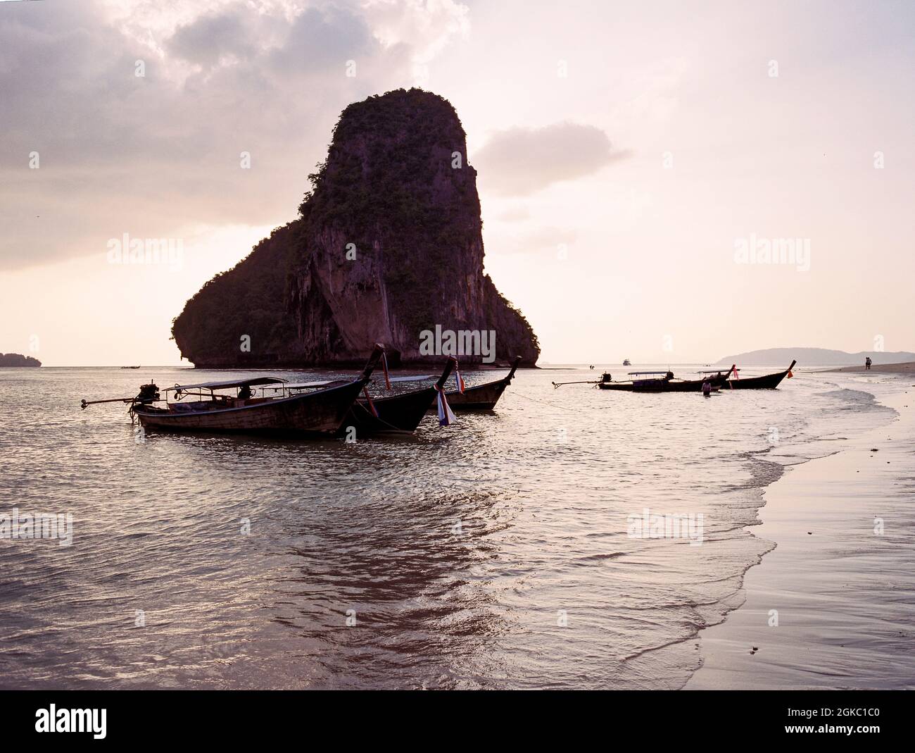 Tramonto sulla spiaggia di Phra nang Cave, Railay Peninsular, Krabi, Thailandia. Foto Stock
