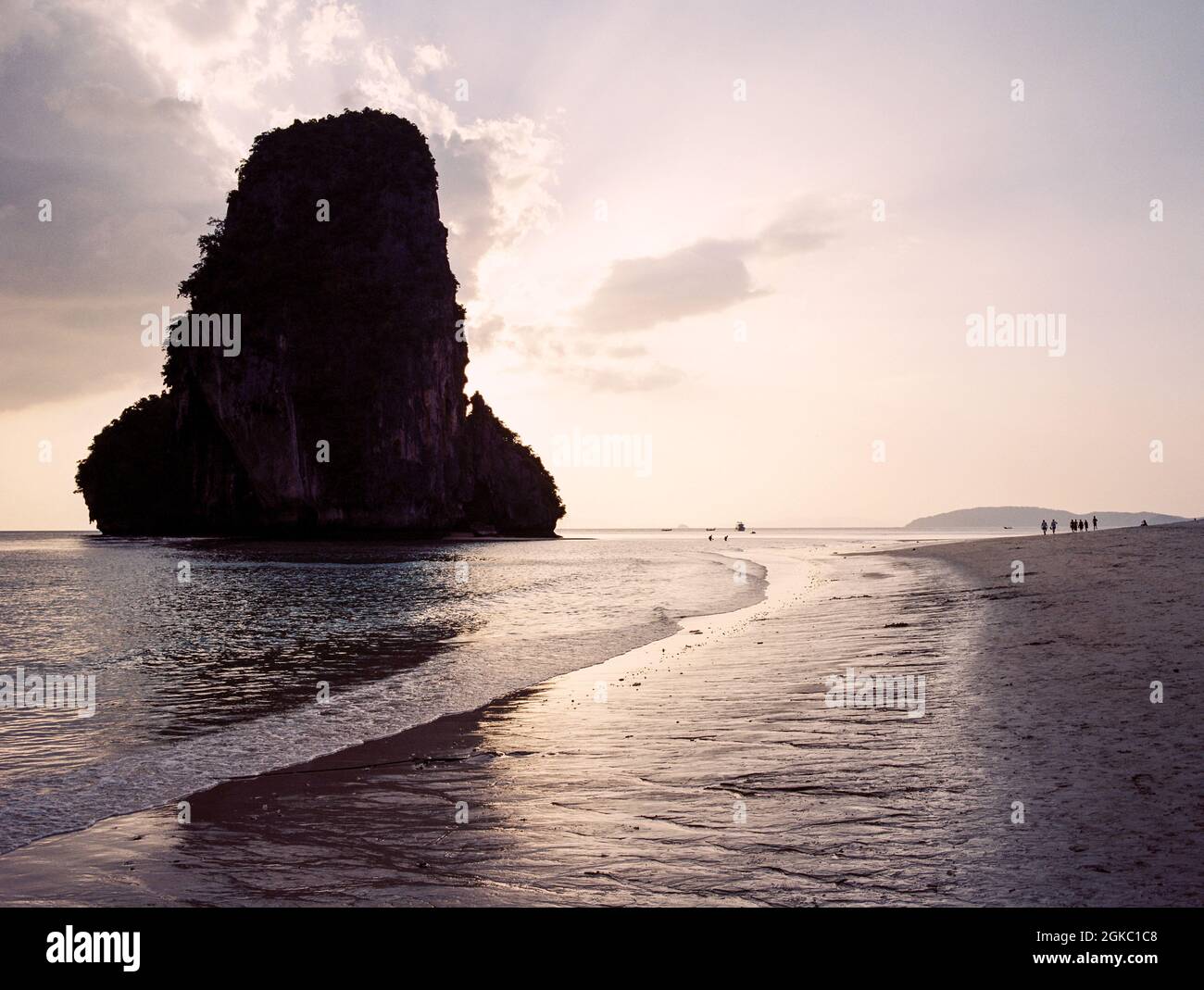 Tramonto sulla spiaggia di Phra nang Cave, Railay Peninsular, Krabi, Thailandia. Foto Stock