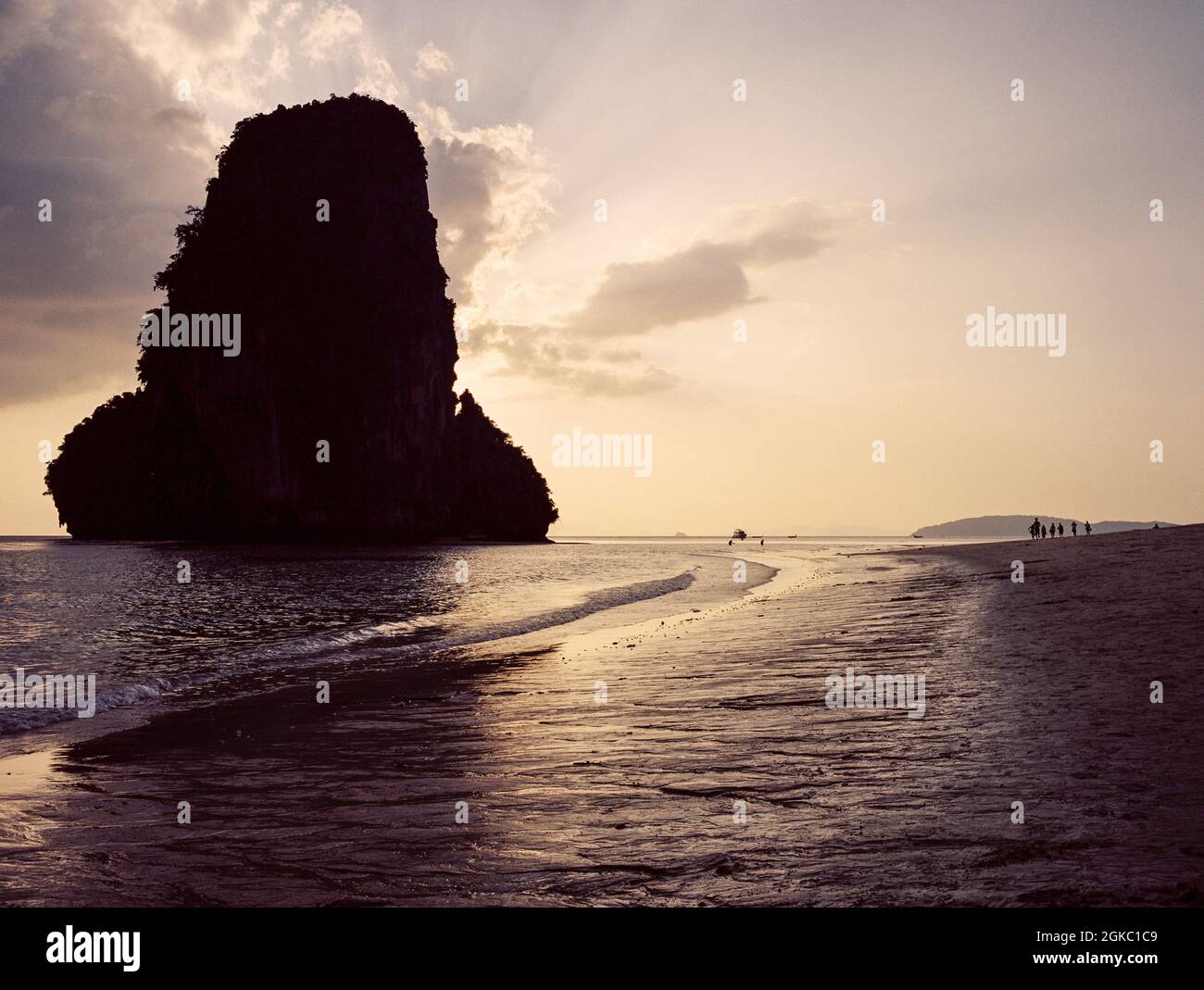 Tramonto sulla spiaggia di Phra nang Cave, Railay Peninsular, Krabi, Thailandia. Foto Stock
