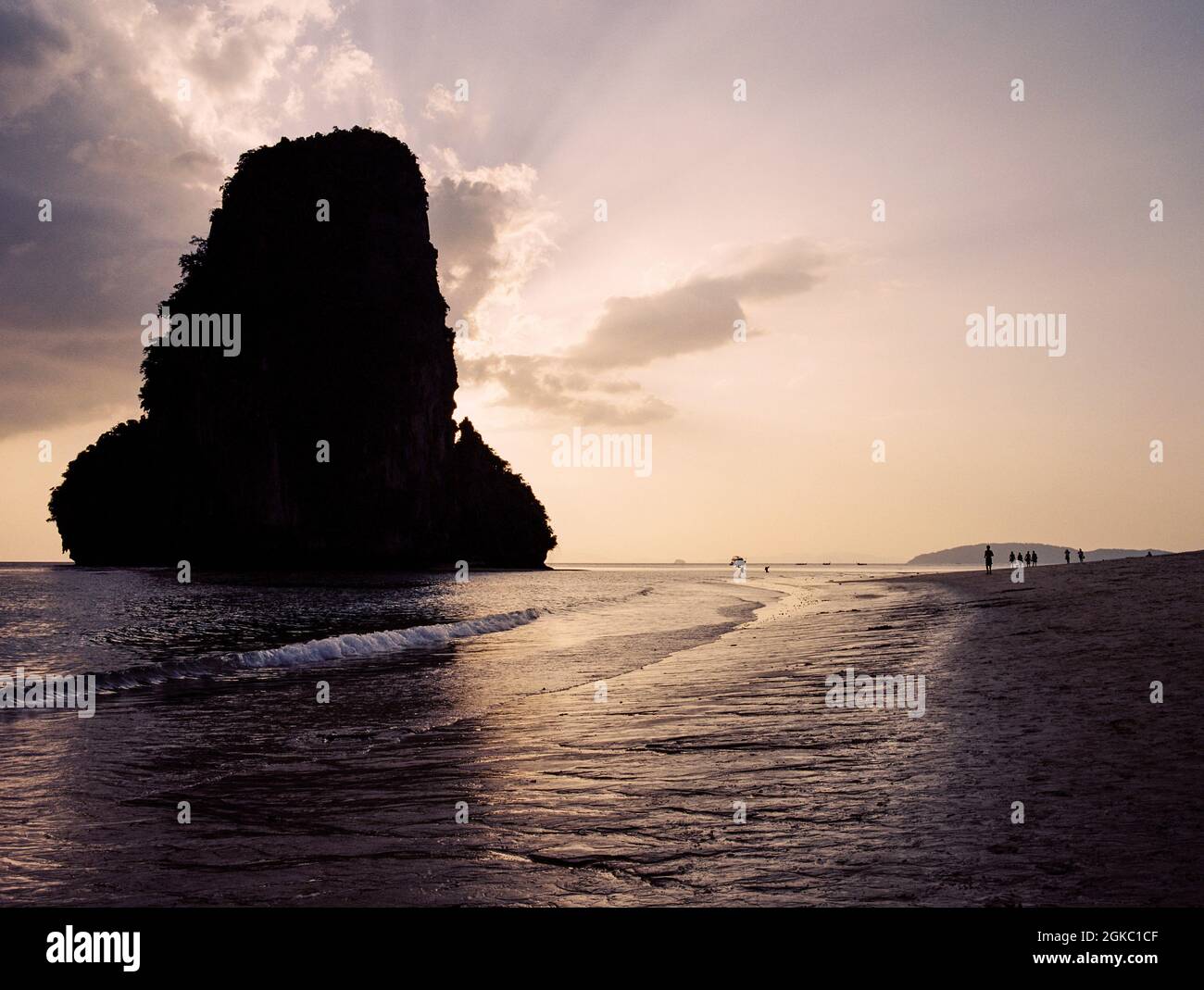 Tramonto sulla spiaggia di Phra nang Cave, Railay Peninsular, Krabi, Thailandia. Foto Stock