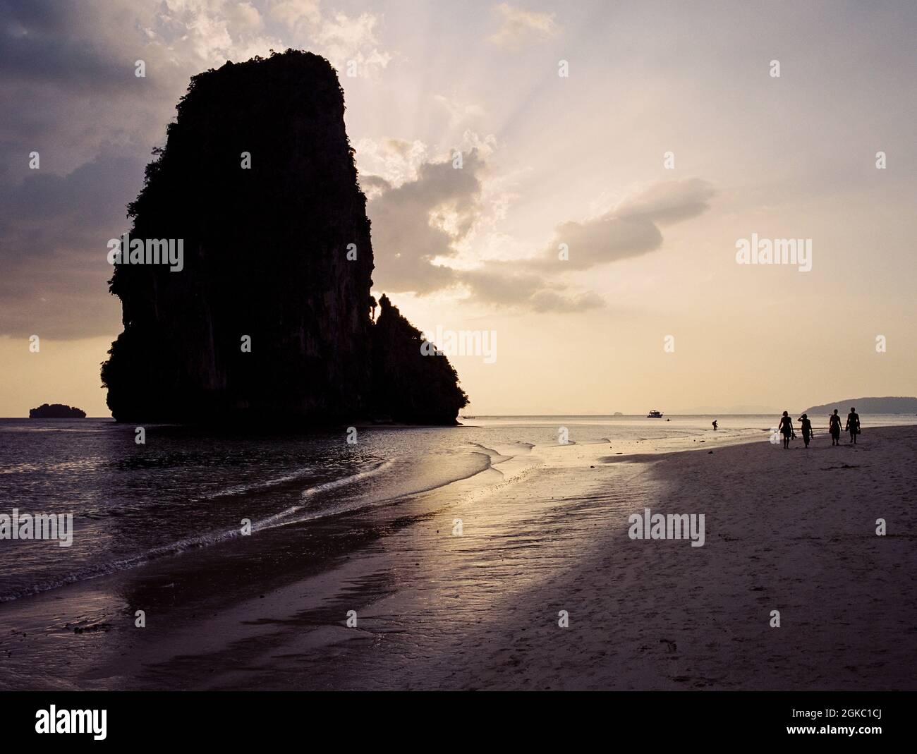Tramonto sulla spiaggia di Phra nang Cave, Railay Peninsular, Krabi, Thailandia. Foto Stock
