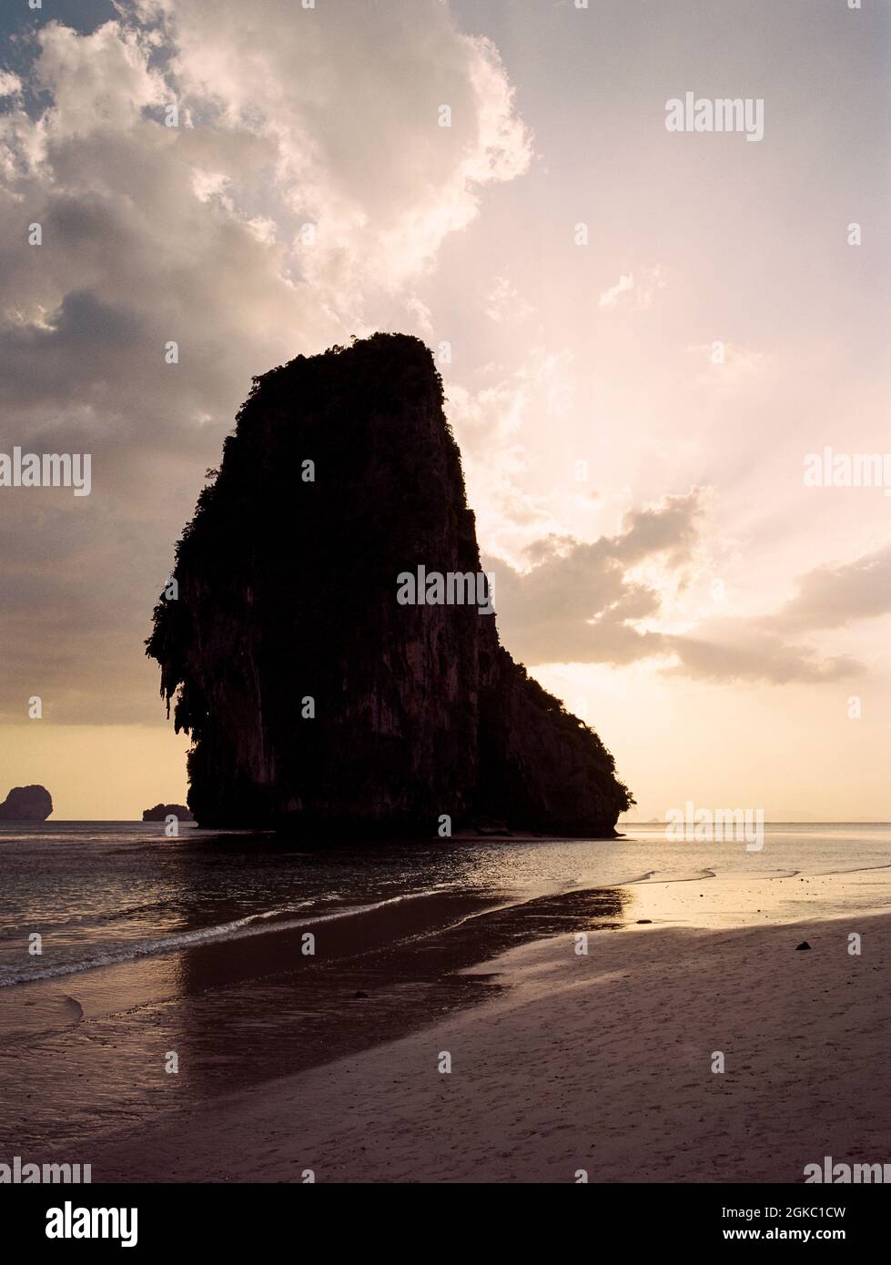 Tramonto sulla spiaggia di Phra nang Cave, Railay Peninsular, Krabi, Thailandia. Foto Stock