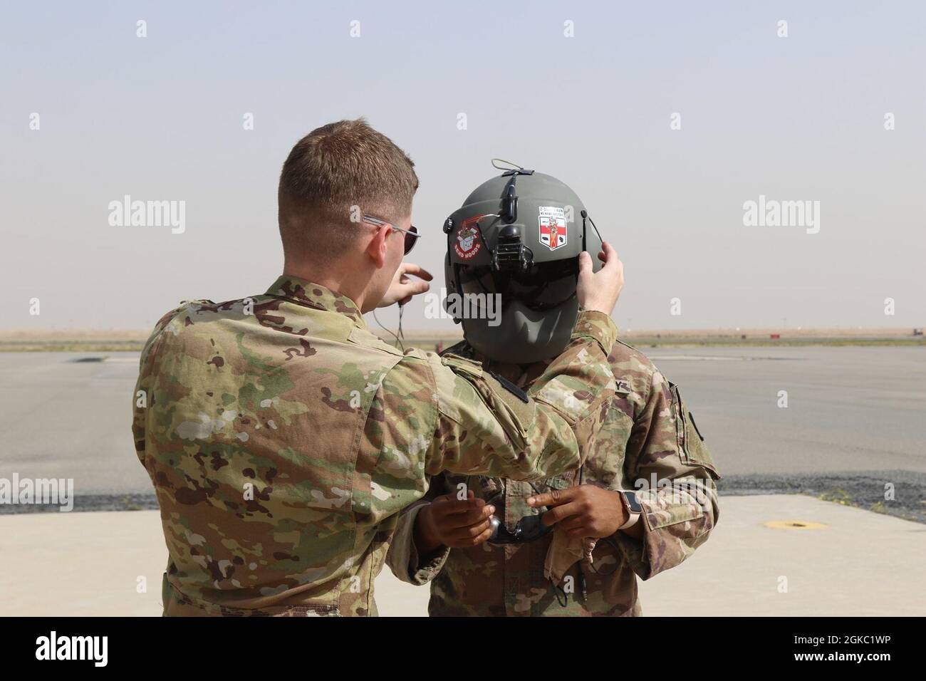 Gli ingegneri della Task Force Iron Castle HHC 16th Engineer Brigade, gli Aviatori della 28th Expeditionary Combat Aviation Brigade (ECAB), e i soldati delle Kuwait Land Forces hanno collaborato per un esercizio di addestramento di evacuazione medica congiunta (MEDEVAC). I soldati hanno imparato a proteggere adeguatamente un paziente da una lettiera e a caricare e scaricare una causalità in un elicottero Blackhawk. La formazione con i nostri partner Kuwait Land Force migliora l'interoperabilità delle nostre forze e costruisce insieme le relazioni necessarie per le future operazioni. Foto Stock