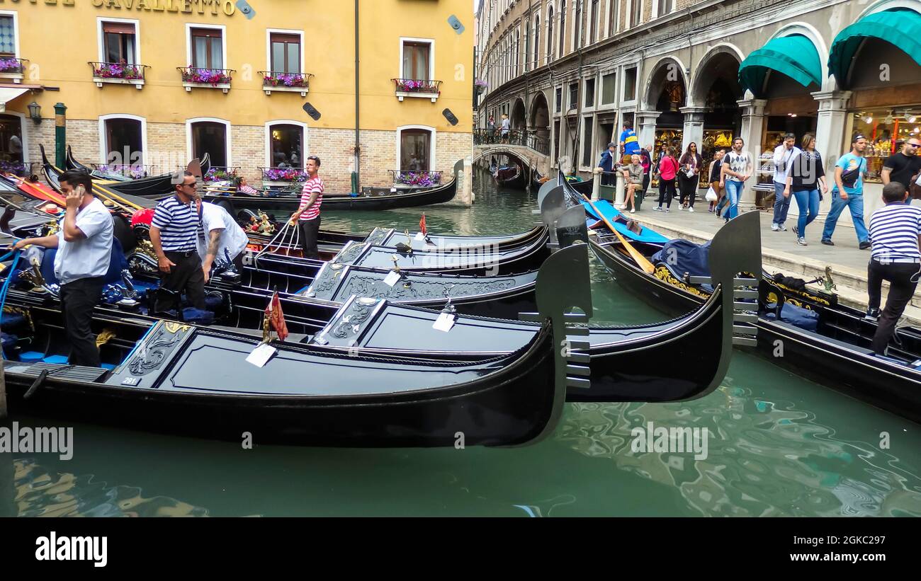 VENEZIA, ITALIA - 31 MAGGIO 2016: Gondolieri e gondole sul canale in attesa di un turista.gondolas è una tradizionale barca a remi veneziana, ben adatta t Foto Stock