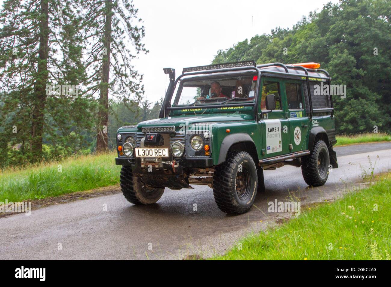 2005 Green custom Land Rover LWB 2495cc diesel "Lake 3 Recovery" veicolo lungo il tragitto KLMC al 'The Cars The Star Show" a Holker Hall & Gardens, Grange-over-Sands, Regno Unito Foto Stock