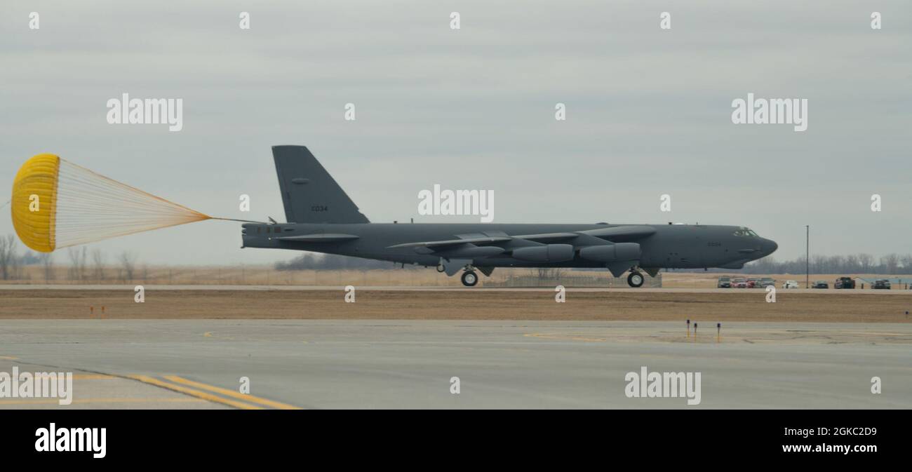 Un B-52H Stratofortress 'Wise Guy' atterra il 9 marzo 2021 alla base dell'aeronautica di Minot, ND. Wise Guy è uno degli ultimi B-52 ad essere resuscitato dalla base dell'aeronautica di Davis-Monthan. Foto Stock