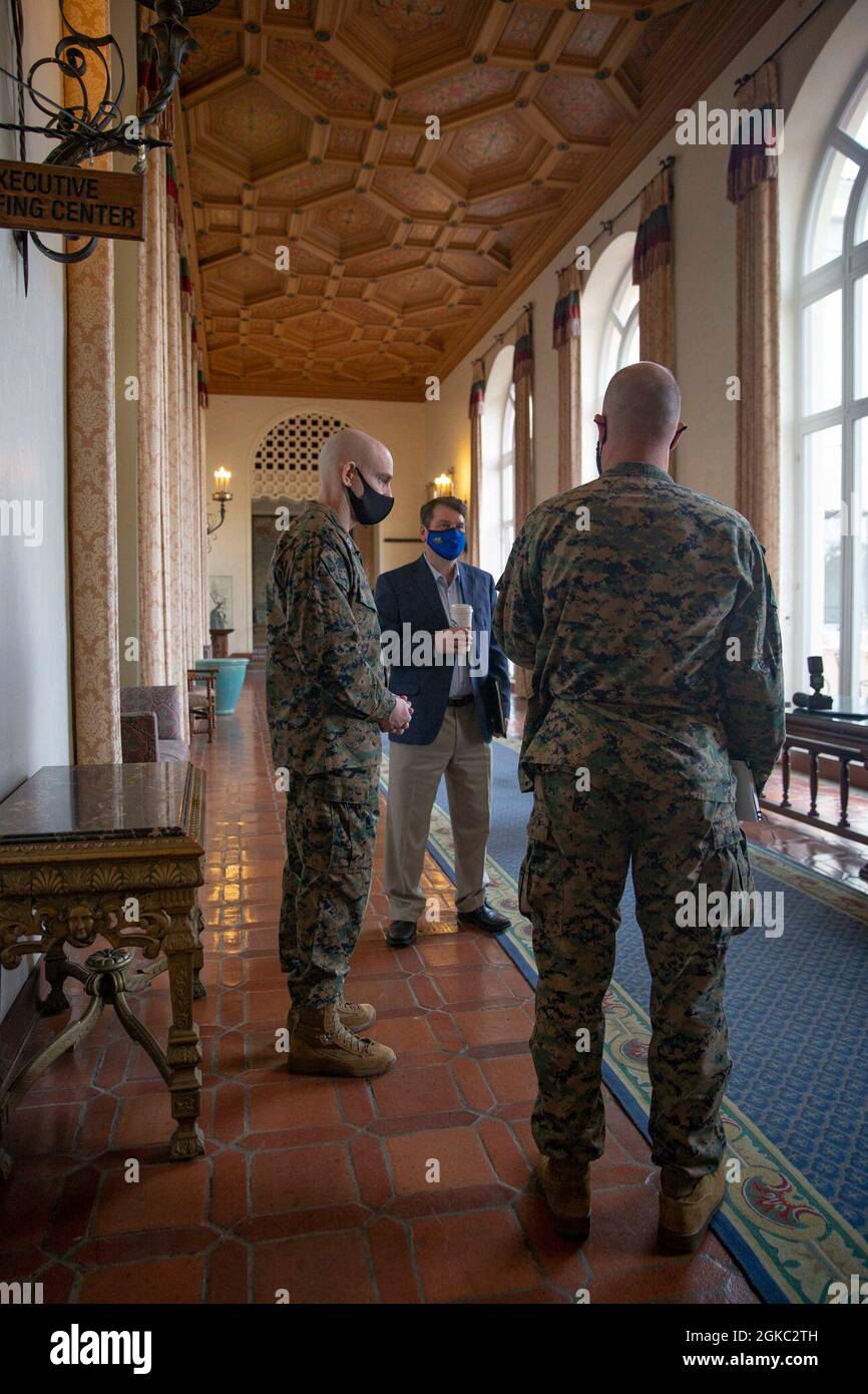 Il 19 ° Sergente maggiore del corpo Marino, Sgt. Major Troy E. Black, incontra la leadership della Naval Postgraduate School (NPS) a Monterey CA, 9 marzo 2021. Il Sergente maggiore del corpo Marino ha condotto la visita per discutere la missione educativa della scuola e le opportunità di ricerca per i Marines arruolati. La Scuola Navale Postgraduate fornisce un'istruzione di laurea incentrata sulla difesa, che include studi classificati e ricerca interdisciplinare, per promuovere l'efficacia operativa, la leadership tecnologica e il vantaggio della lotta contro la guerra del servizio Navale. Foto Stock