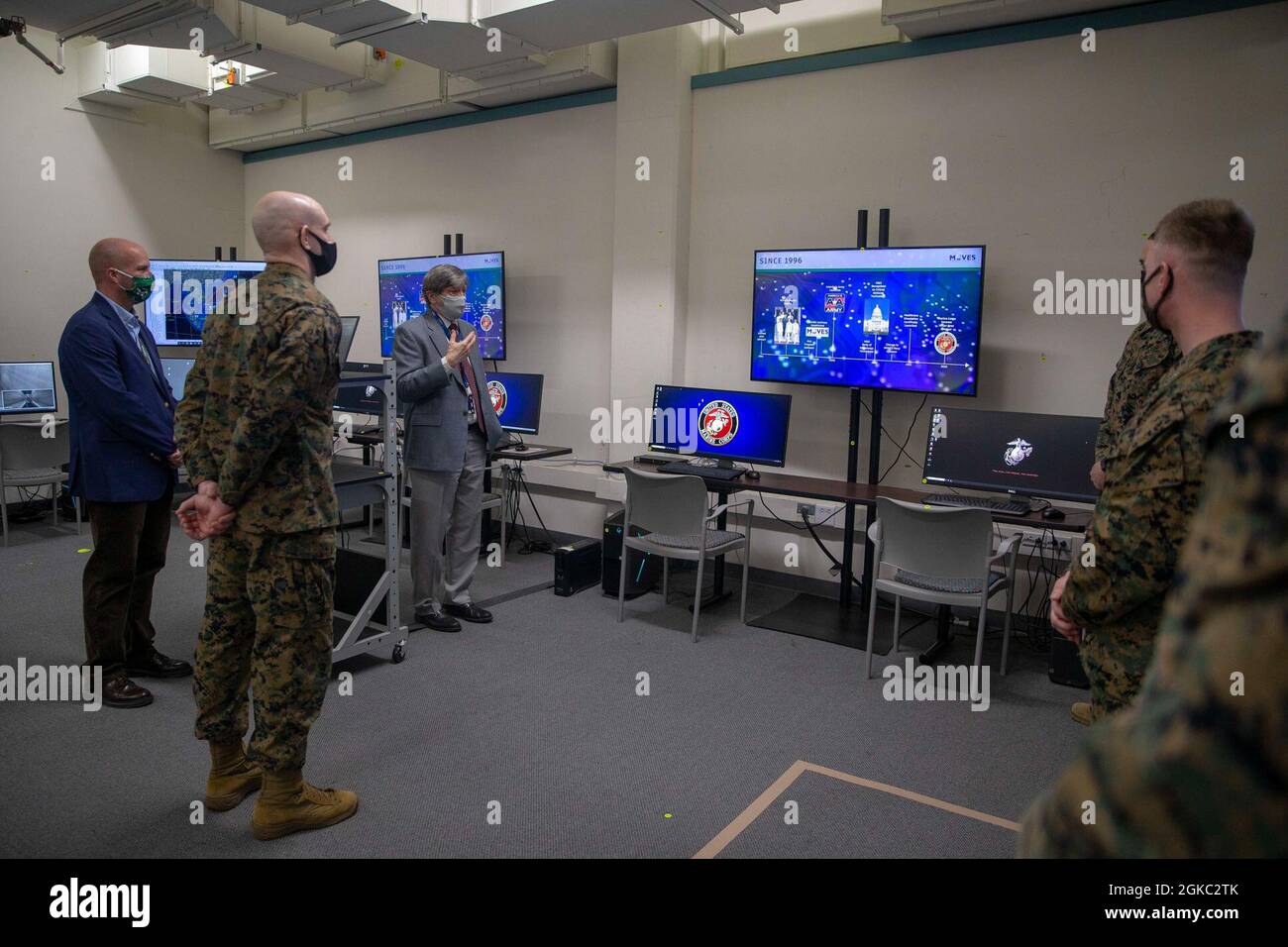 Il 19 ° Sergente maggiore del corpo Marino, Sgt. Il Major Troy E. Black, visita le strutture di ricerca della Naval Postgraduate School (NPS) di Monterey CA, 9 marzo 2021. Il Sergente maggiore del corpo Marino ha condotto la visita per discutere la missione educativa della scuola e le opportunità di ricerca per i Marines arruolati. La Scuola Navale Postgraduate fornisce un'istruzione di laurea incentrata sulla difesa, che include studi classificati e ricerca interdisciplinare, per promuovere l'efficacia operativa, la leadership tecnologica e il vantaggio della lotta contro la guerra del servizio Navale. Foto Stock