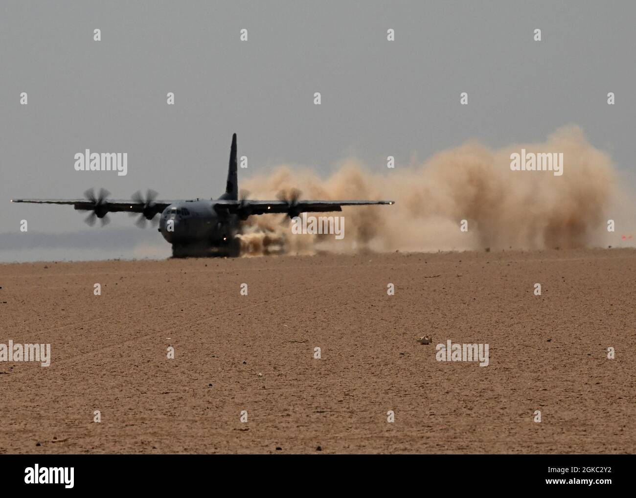 Un aereo C-130 Hercules atterra a Grand Bara, Gibuti, 9 marzo 2021. I soldati con la Combined Joint Task Force-Corno d’Africa (CJTF-HOA) sono stati abbandonati e “recuperati” come giocatori in esercizio WAKRI. Foto Stock