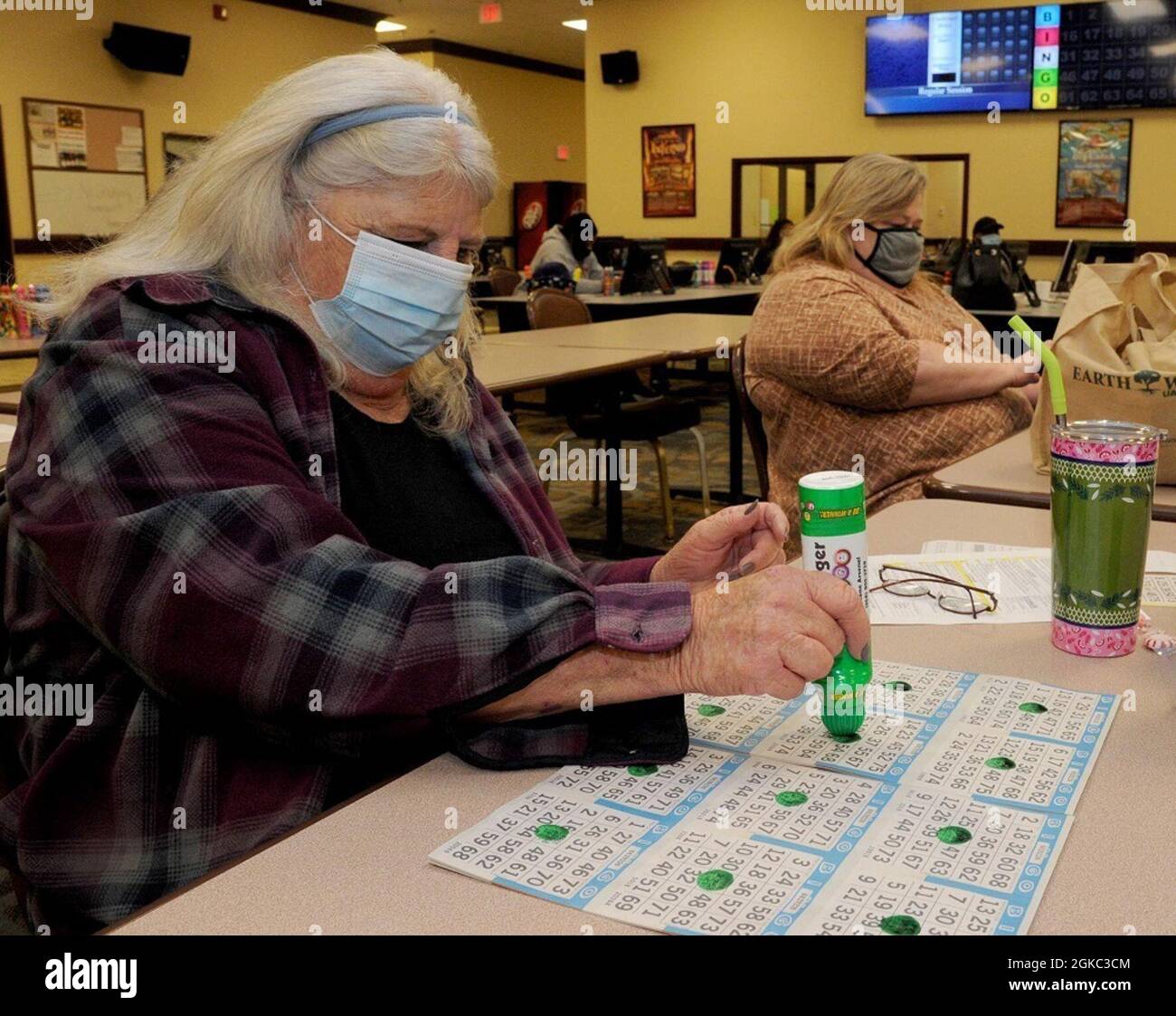 Betty Jones, di New Market, segna le sue carte bingo mentre il Bingo Challenger ritorna il 3 marzo. (Foto/Eric Schultz) Foto Stock