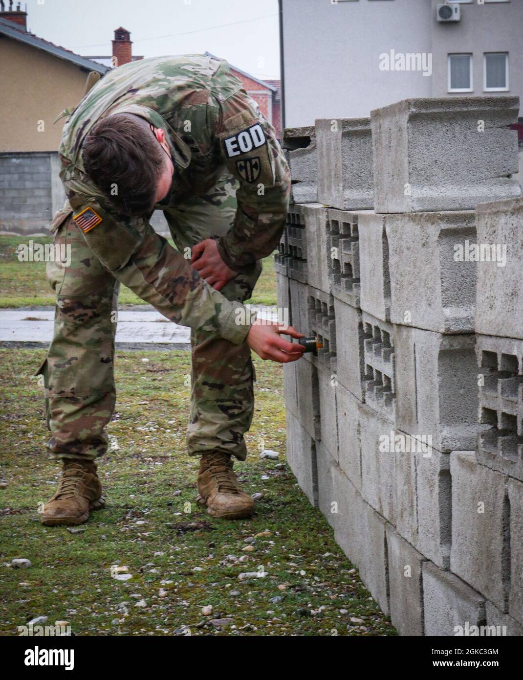 Taylor Firn, ufficiale responsabile della compagnia di ordigni esplosivi assegnata alla Regional Command-East, Kosovo Force, nasconde un esplosivo durante un evento di cross-training canino con Mine Action Training Kosovo presso un centro di formazione a Peja/Peć il 9 marzo 2021. Firn, della 702d Ordnance Company, ha utilizzato diversi tipi di esplosivi per testare i canini su come potrebbero annientare e identificare ciascuno come una minaccia. Foto Stock