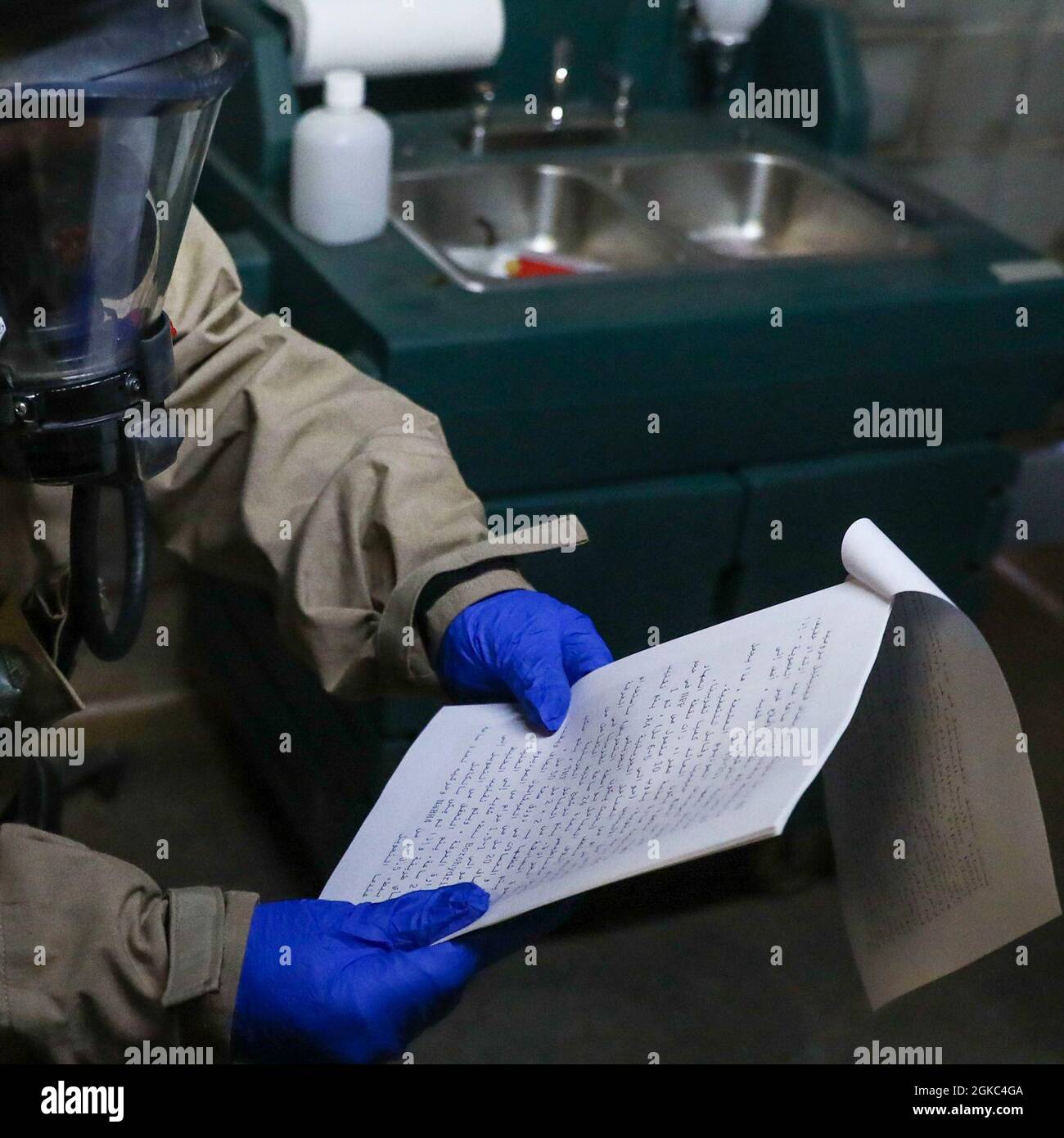 Un Marine with Chemical, Biological, Radiological and Nuclear (CBRN) Defence Platoon, 1a Divisione Marine, esamina un documento presso la struttura di addestramento del Guardian Centers a Perry, Georgia, 9 marzo 2021. La CBRN Marines ha condotto un corso di due settimane che consente loro di rilevare, identificare e mitigare o neutralizzare le minacce CBRN e ricevere una formazione pratica con materiali pericolosi, simulando le minacce del mondo reale in un ambiente controllato. Foto Stock