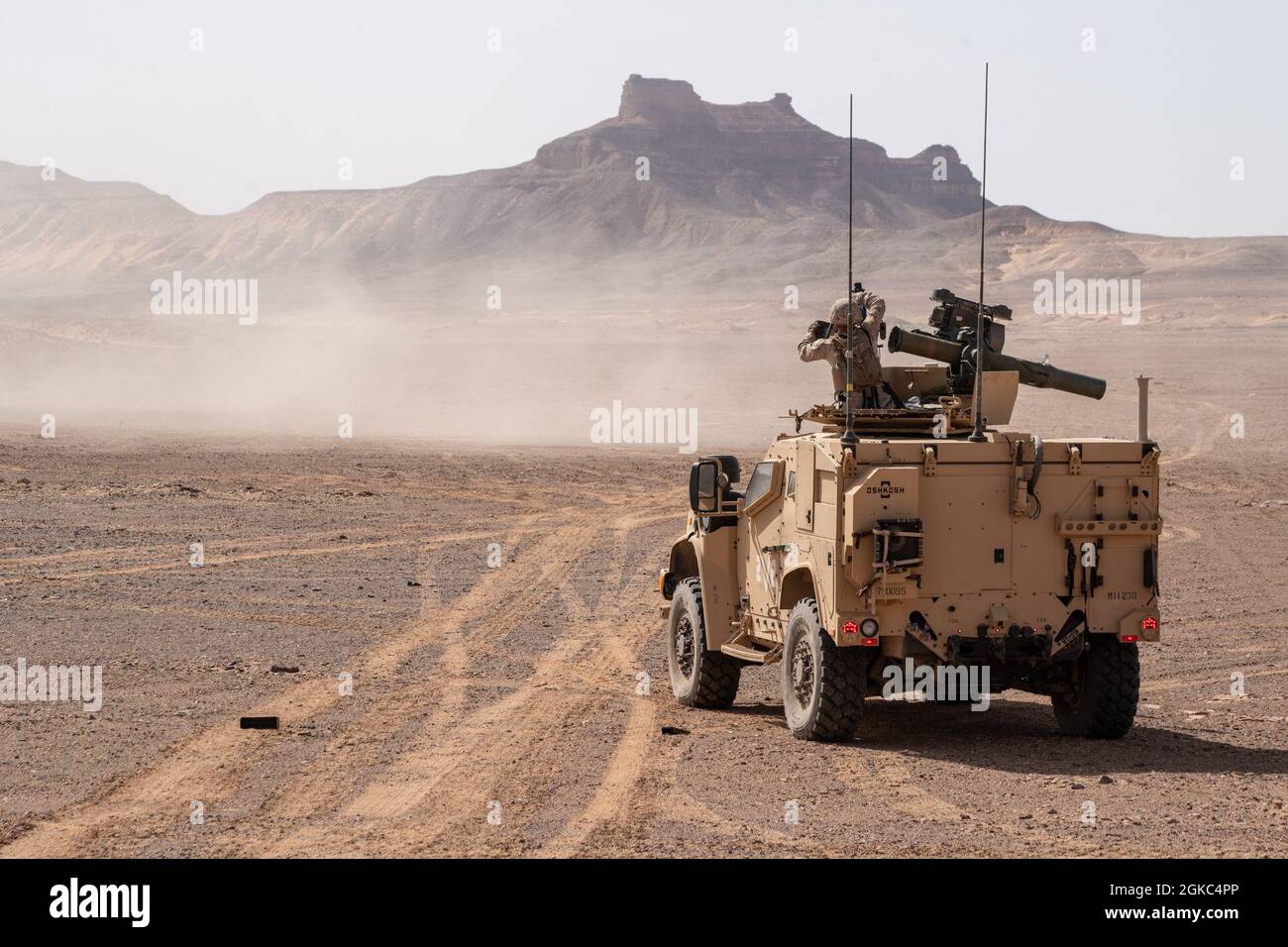 210309-M-QM580-1034 TABUK, Regno dell'Arabia Saudita (9 marzo 2021) – il corpo dei Marine degli Stati Uniti Lance CPL. Paxton Hayes, un missiluomo anticarro assegnato alla Combined Anti-Armor Team 2, Weapons Company, Battalion Landing Team 1/4, XV Marine Expeditionary Unit (MEU), carica una mitragliatrice M240B su un veicolo tattico leggero congiunto durante una prova di combattimento anfibio teatrale (TACR) a Tabuk, Regno dell'Arabia Saudita, 9 marzo. TACR integra le risorse della Marina militare e del corpo marino degli Stati Uniti per praticare e provare una serie di capacità critiche relative ai combattimenti disponibili per il comando centrale degli Stati Uniti, sia a galla che a riva, Foto Stock