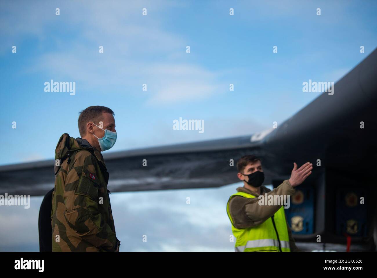 Un Airmen assegnato al 9 ° Expeditionary Bomb Squadron briefs Gen. Eirik Kristoffersen, capo norvegese della difesa, accanto a un B-1B Lancer alla stazione dell'aeronautica di Ørland, Norvegia, 9 marzo 2021. Kristoffersen ha ricevuto diversi briefing da 9 EBS Airmen sugli obiettivi della Bomber Task Force e sulle capacità B-1. Foto Stock