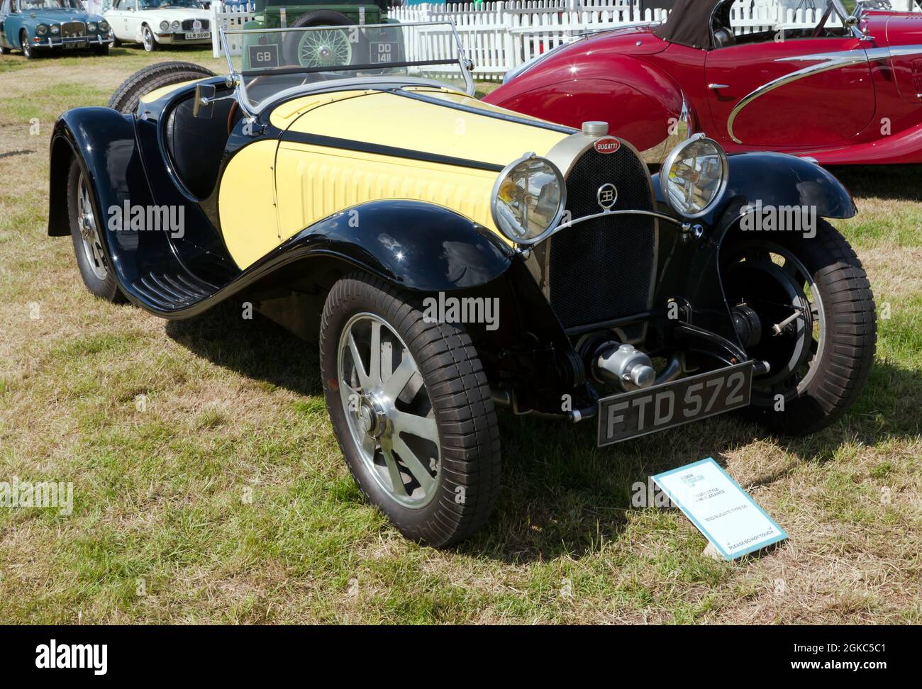 Vista frontale di tre quarti della a 1932, Bugatti Type 55, in esposizione al London Classic Car Show 2021 Foto Stock