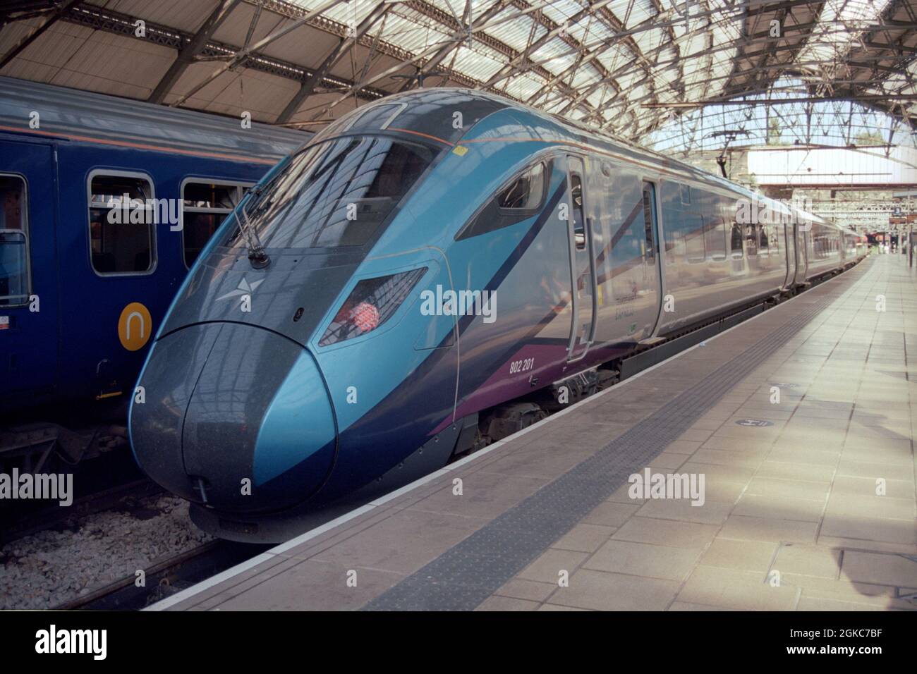 Liverpool, UK - 18 luglio 2021: Un treno expess (Classe 802) gestito da TPE (TransPennine Express) alla stazione di Liverpool Lime Street. Foto Stock