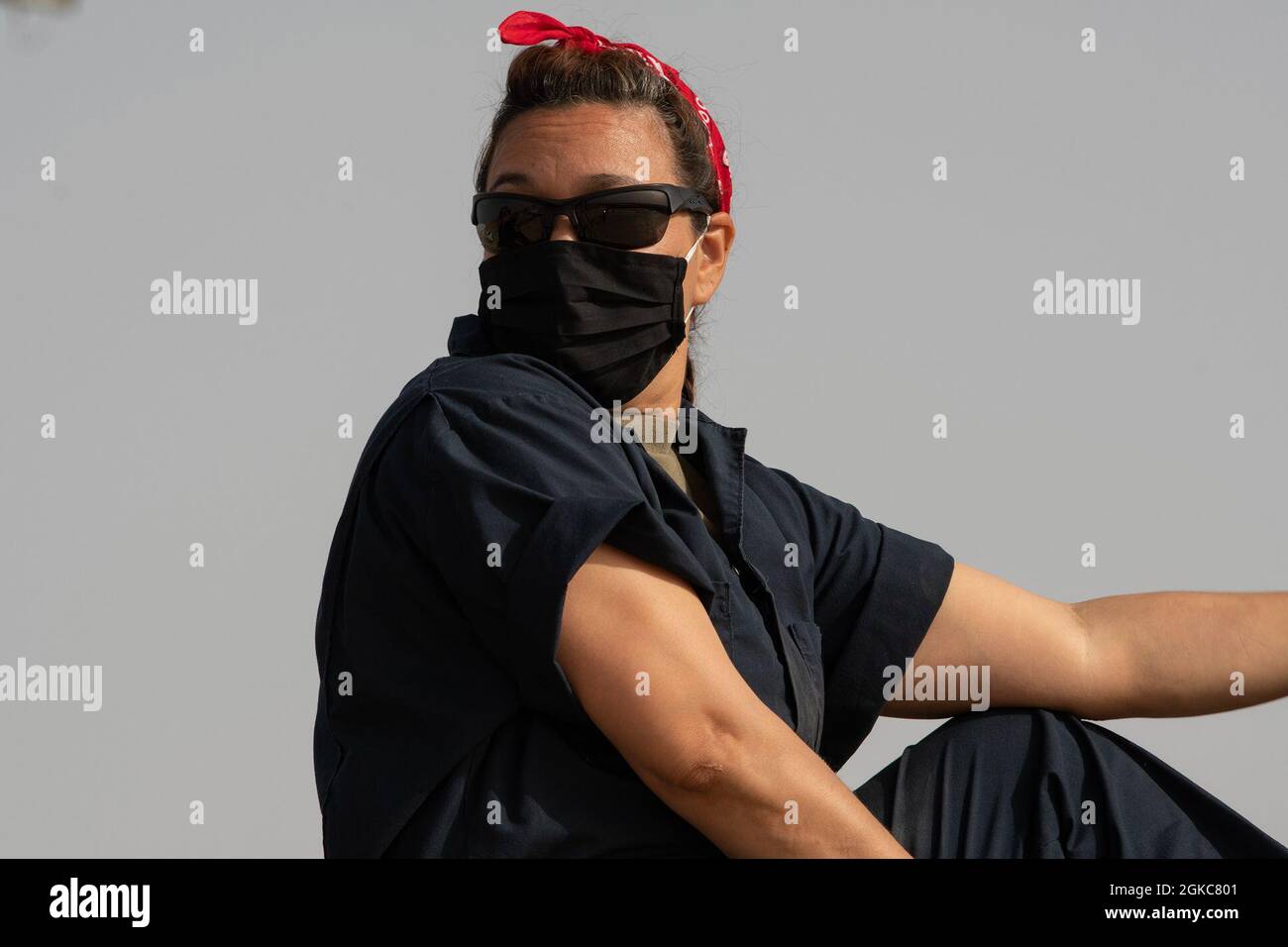 U.S. Air Force Technical Sgt. Luz Soto, 386th Expeditionary Logistics Readiness Squadron alimenta impianti non commissionato ufficiale in carica, celebra i contributi delle donne alla difesa nazionale vestendo come “Rosie il Riveter” alla Ali al Salem Air base, Kuwait, 10 marzo 2021. “Rosie” è stata raffigurata come una lavoratrice di fabbrica femminile che ha flessibile i muscoli e incoraggiato le donne a unirsi allo sforzo della seconda Guerra Mondiale con la dichiarazione “possiamo farlo!” Foto Stock