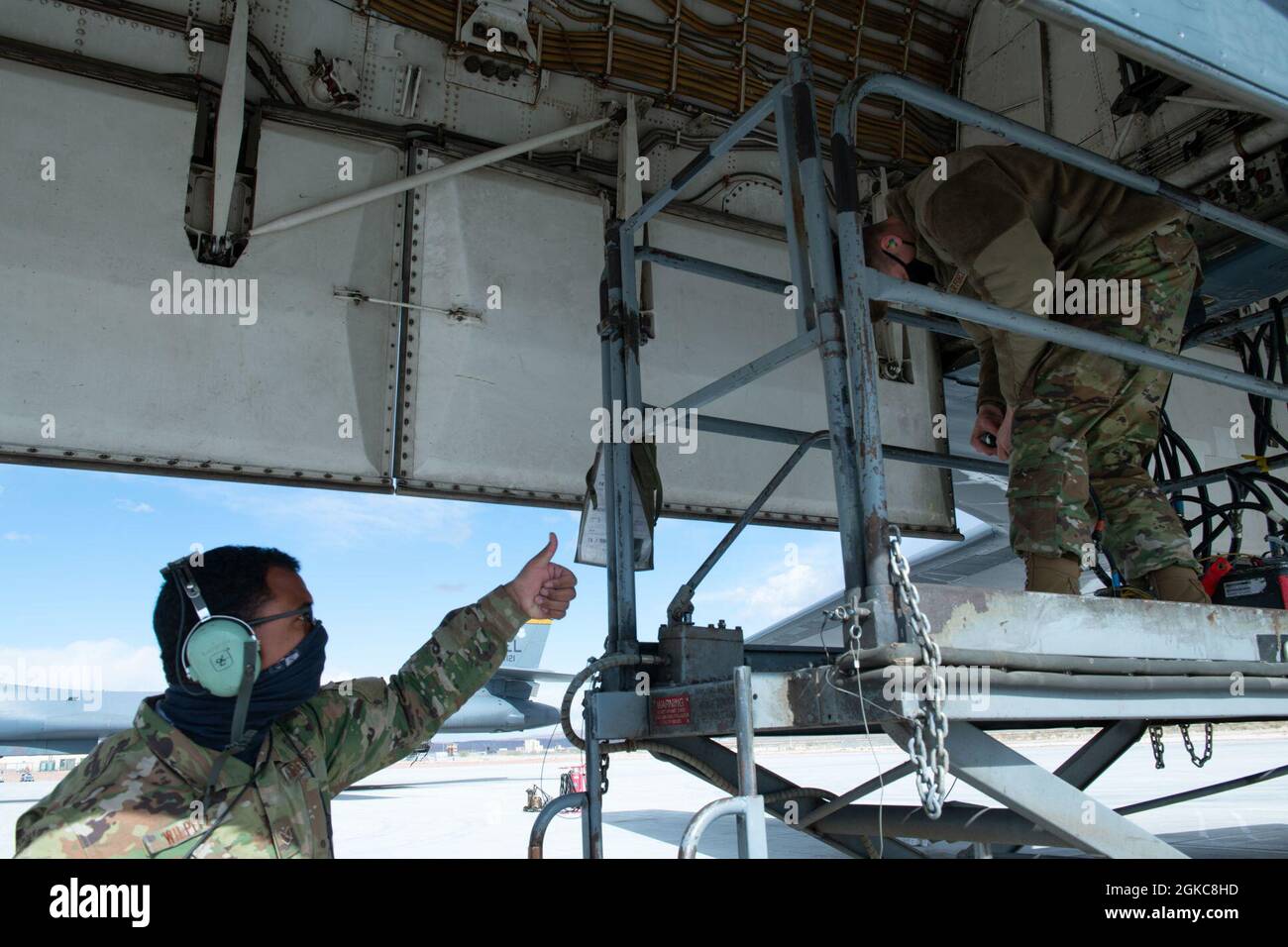 I senior Airmen Robert Wilpitz e Bailey Wood, entrambi i ventottesimi membri dell'equipaggio di carico di Squadron di manutenzione dell'aeromobile, testano la potenza a una baia di armi B-1B Lancer durante l'esercizio della bandiera rossa alla base dell'aeronautica di Nellis, Never, marzo 10 2021. Le esercitazioni della bandiera rossa coinvolgono una varietà di velivoli e di equipaggi degli Stati Uniti e dei relativi alleati. Foto Stock