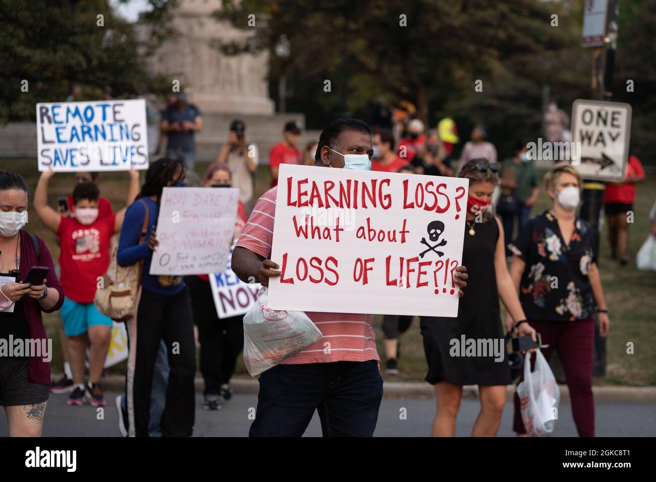 Chicago, Stati Uniti. 13 settembre 2021. I dimostranti che chiedono maggiore sicurezza e trasparenza durante l'apprendimento in persona nelle scuole pubbliche di Chicago si dirigono verso la casa del sindaco Lori Lightfoot nel quartiere Logan Square di Chicago, il 13 settembre 2021. (Foto di Max Herman/Sipa USA) Credit: Sipa USA/Alamy Live News Foto Stock