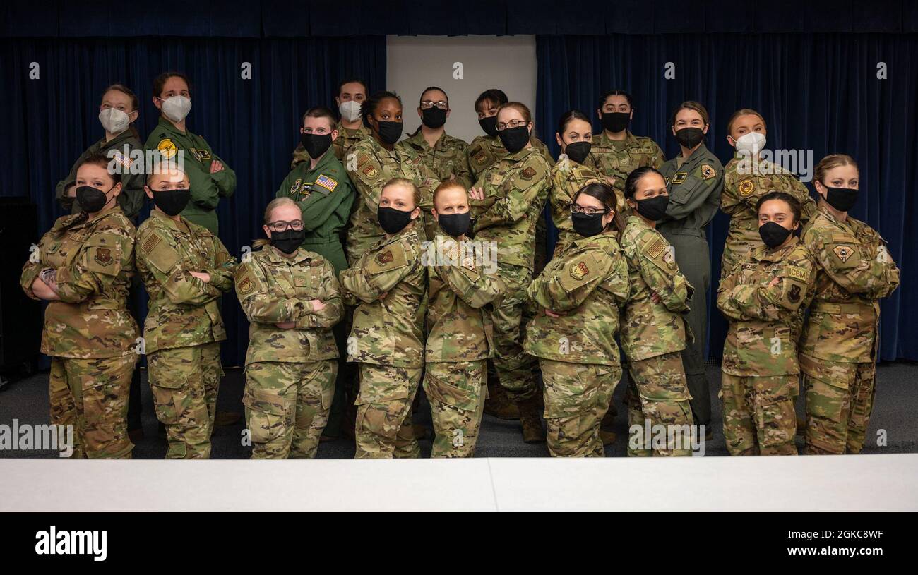 I Missiliers del 341st Operations Group propongono una foto di gruppo in onore della Giornata Internazionale della Donna, Malmstrom Air Force base, Montana, 10 marzo 2021. Tutte e tre le ali missilistiche hanno eseguito un lancio sincronizzato e coordinato con equipaggi di tutte le donne per mostrare le capacità della forza nucleare. Foto Stock