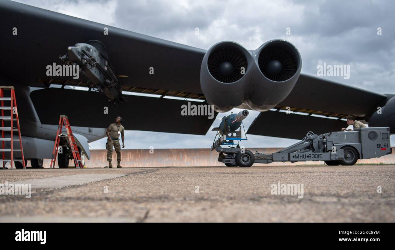 Wagner, 2° velivolo manutenzione Squadron armi carica membro equipaggio, trasporta un GBU-10 muntion da caricare su uno stratofortress B-52H durante il combattimento Hammer alla base aerea di Barksdale, la., March10 , 2021. Gli airmen dalla 2a ala della bomba caricarono ed impiegarono quasi 50 tipi di munizioni varie e volarono un totale di otto sortie a sostegno di Hammer di combattimento di esercitazione. Foto Stock