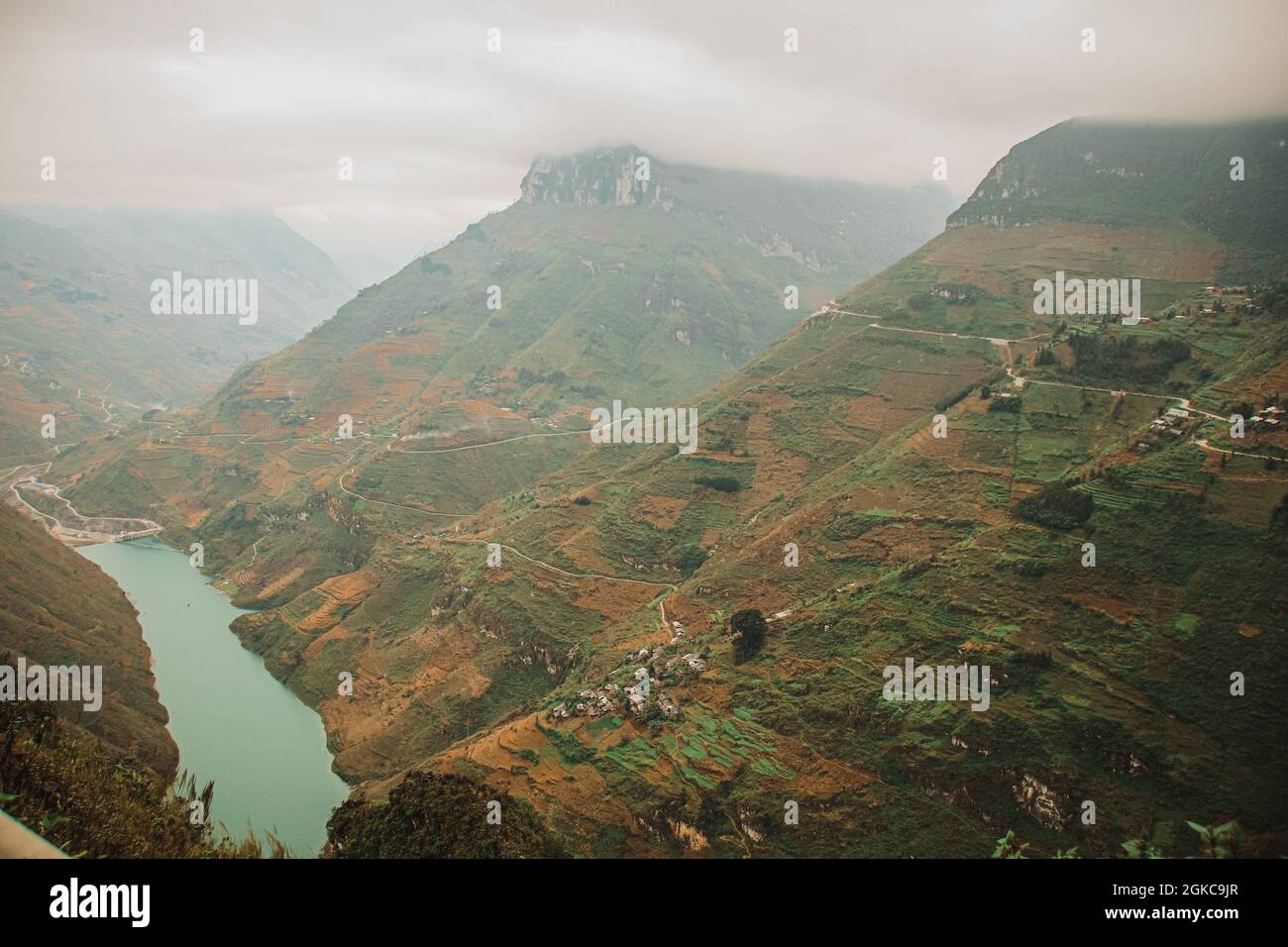 Splendida vista sulle verdi montagne coperte dalla nebbia. Dong Van Karst Plateau Geopark, Vietnam. Foto Stock