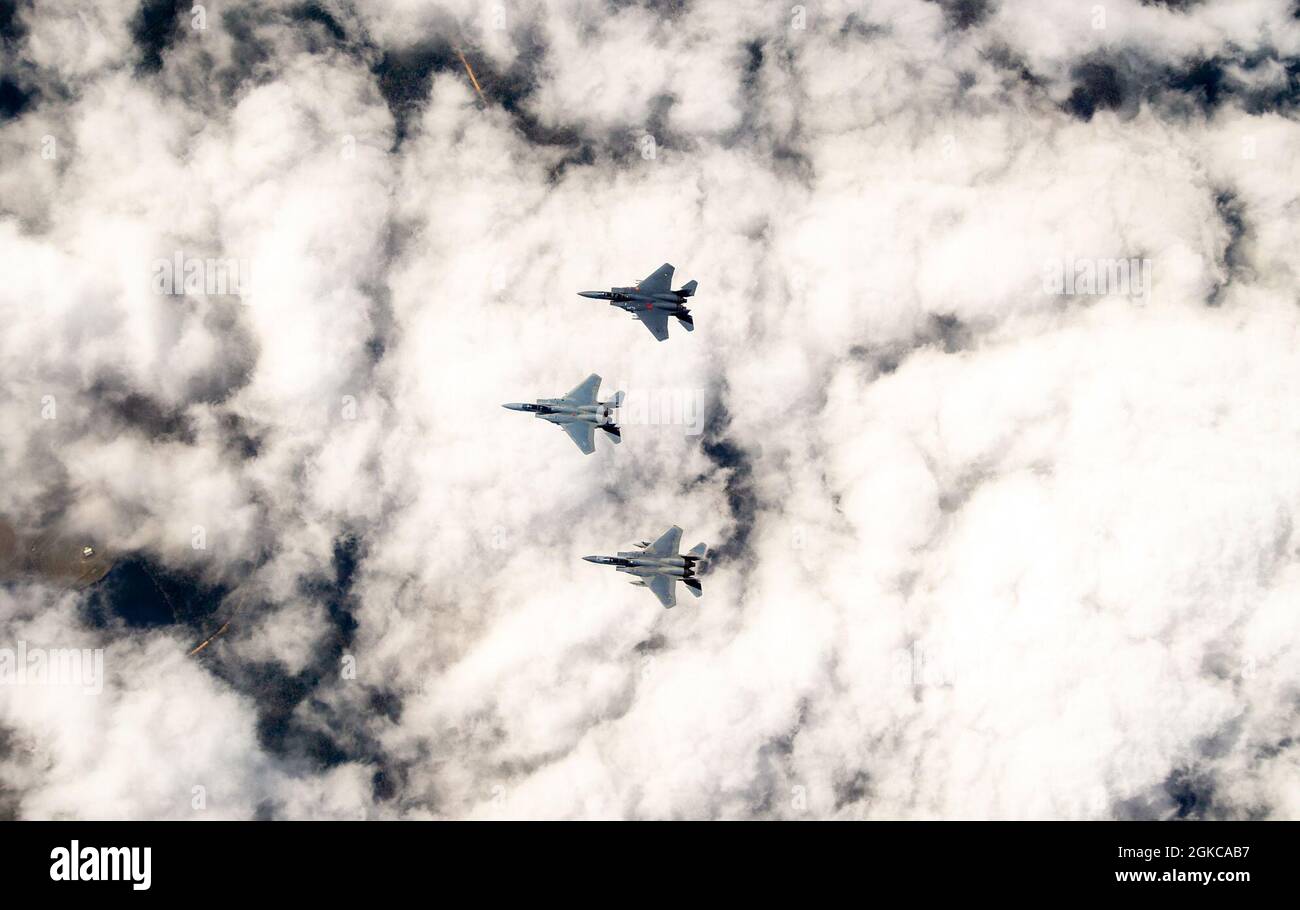 Richard 'Ta' Turner, Commander, 40esimo Flight Test Squadron, e il Lt. Jacob 'Duke' Lindaman, Commander, 85esimo Test & Evaluation Squadron, consegnano il primo F-15EX alla sua nuova stazione di casa, Eglin AFB, Florida, 11 marzo 2021. Il 40esimo FLTS prenderà possesso di EX1 e l'85esimo TES possederà EX2 al suo arrivo, a breve. Gli equipaggi e i tester Squadron lavoreranno insieme per completare contemporaneamente i test combinati di sviluppo e funzionamento. Foto Stock