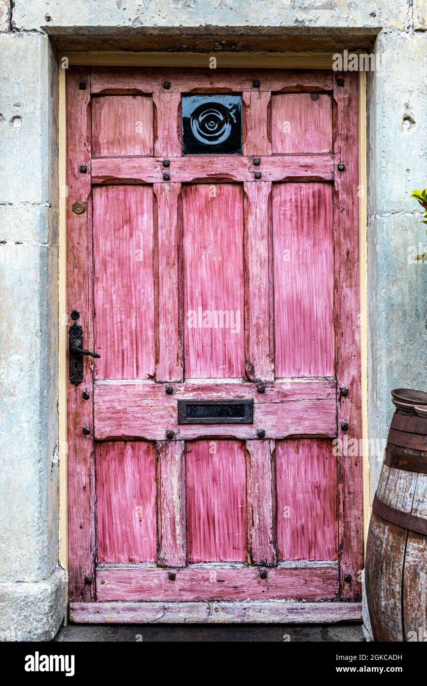 Una robusta porta rosa in legno nello Yorkshire. Foto Stock