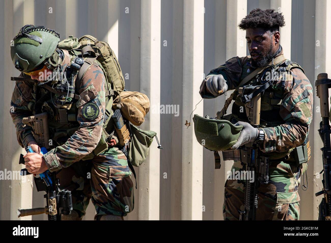 I Marines olandesi con il 32esimo Squadrone di Raiding completano un raid durante le operazioni militari sull'urbanizzazione del terreno su Camp Lejeune, N.C., 11 marzo 2021. Lo squadrone ha utilizzato l'impianto durante l'esercizio del Cariban Urban Warrior, un'evoluzione della formazione bilaterale che ha aumentato l'interoperabilità tra 2d Reconnaissance Battagion, 2d Marine Division e il corpo Marino dei Paesi Bassi in vari ambienti. La struttura ha fornito agli olandesi un'ampia area di addestramento per simulare scenari di combattimento. Foto Stock