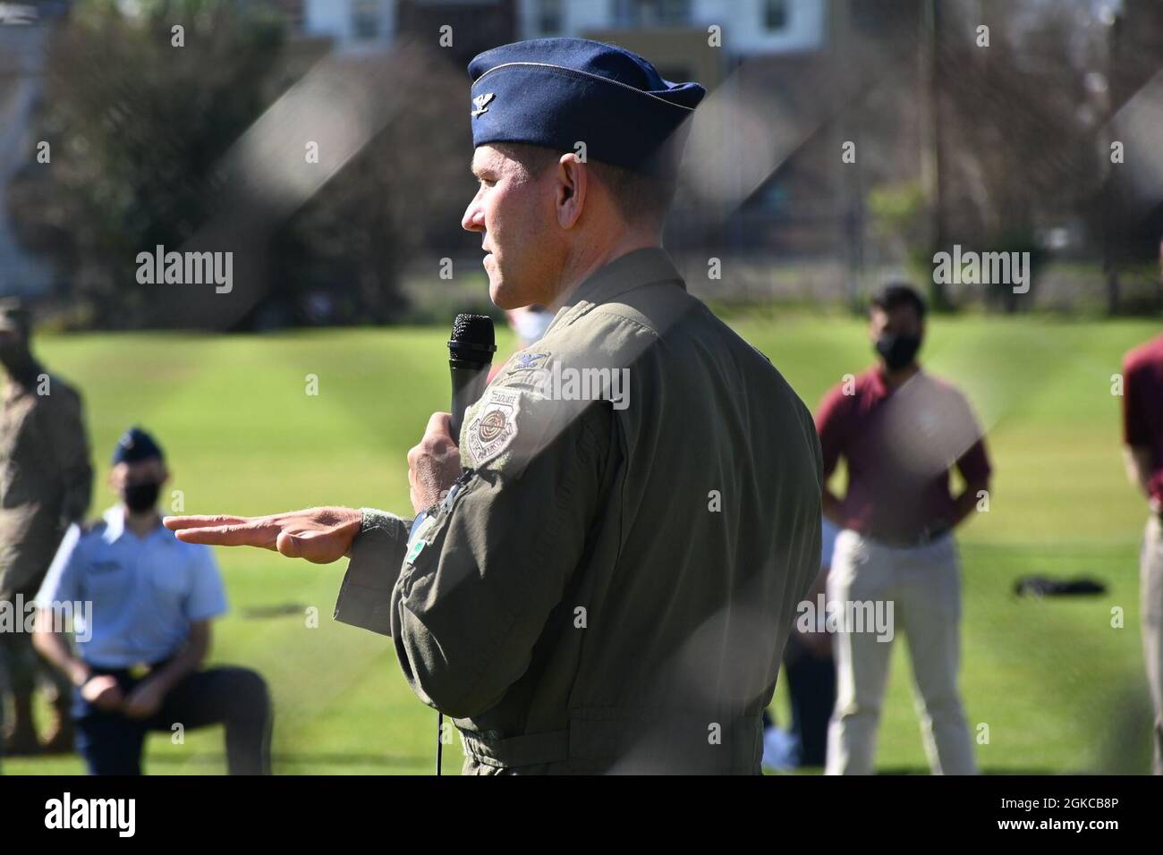 Jon Wheeler, 33th Fighter Wing Commander, briefing AFROTC cadets sui campi principali del campus della Florida state University di Tallahassee, Florida, 11 marzo 2021. Wheeler ha affrontato la necessità di diversificare ulteriormente la forza al fine di ampliare le prospettive e le esperienze per far progredire l'Air Force nella prossima generazione. Foto Stock