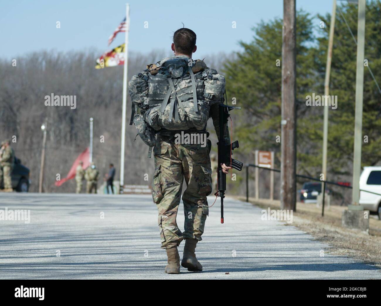 Soldato con la Guardia Nazionale del Maryland, partecipa a una marcia di 12 miglia durante la migliore competizione del Guerriero del Maryland 2021 alla riserva militare H Steven Blum a Glenn Arm, Maryland il 11 marzo 2021. La competizione è una maratona di più giorni di prove mentali e fisiche, che spinge questi membri elite del Servizio ai loro limiti. Il concorso di quest’anno ha avuto luogo dal 11 al 14 marzo. Ampie precauzioni sanitarie di sicurezza hanno fatto in modo che i concorrenti possano mostrare il meglio delle loro competenze. Foto Stock