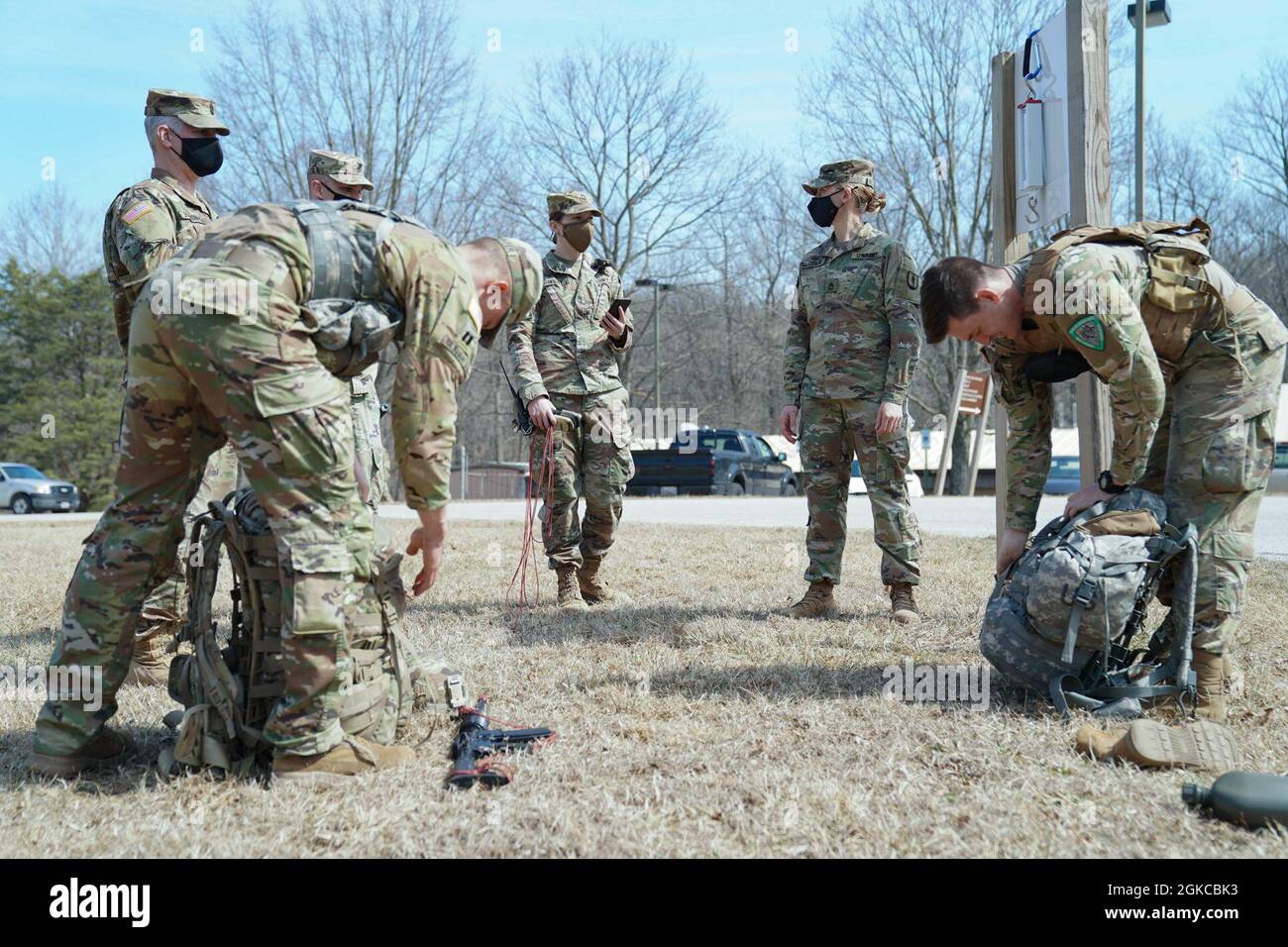 I soldati con la Guardia Nazionale del Maryland partecipano a una marcia di 12 miglia durante la competizione del miglior guerriero del Maryland 2021 alla riserva militare H Steven Blum a Glenn Arm, Maryland il 11 marzo 2021. La competizione è una maratona di più giorni di prove mentali e fisiche, che spinge questi membri elite del Servizio ai loro limiti. Il concorso di quest’anno ha avuto luogo dal 11 al 14 marzo. Ampie precauzioni sanitarie di sicurezza hanno fatto in modo che i concorrenti possano mostrare il meglio delle loro competenze. Foto Stock