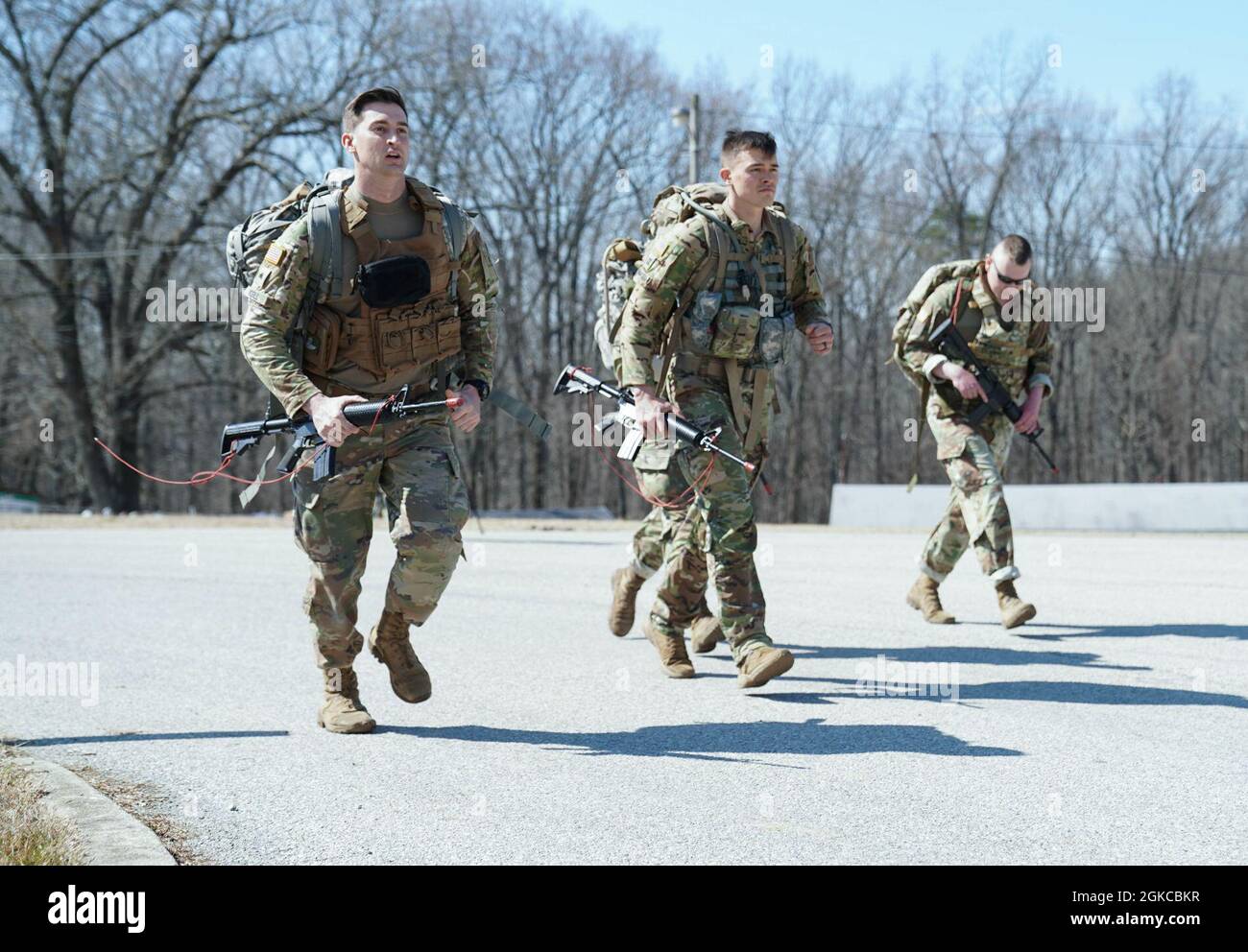 I soldati con la Guardia Nazionale del Maryland partecipano a una marcia di 12 miglia durante la competizione del miglior guerriero del Maryland 2021 alla riserva militare H Steven Blum a Glenn Arm, Maryland il 11 marzo 2021. La competizione è una maratona di più giorni di prove mentali e fisiche, che spinge questi membri elite del Servizio ai loro limiti. Il concorso di quest’anno ha avuto luogo dal 11 al 14 marzo. Ampie precauzioni sanitarie di sicurezza hanno fatto in modo che i concorrenti possano mostrare il meglio delle loro competenze. Foto Stock