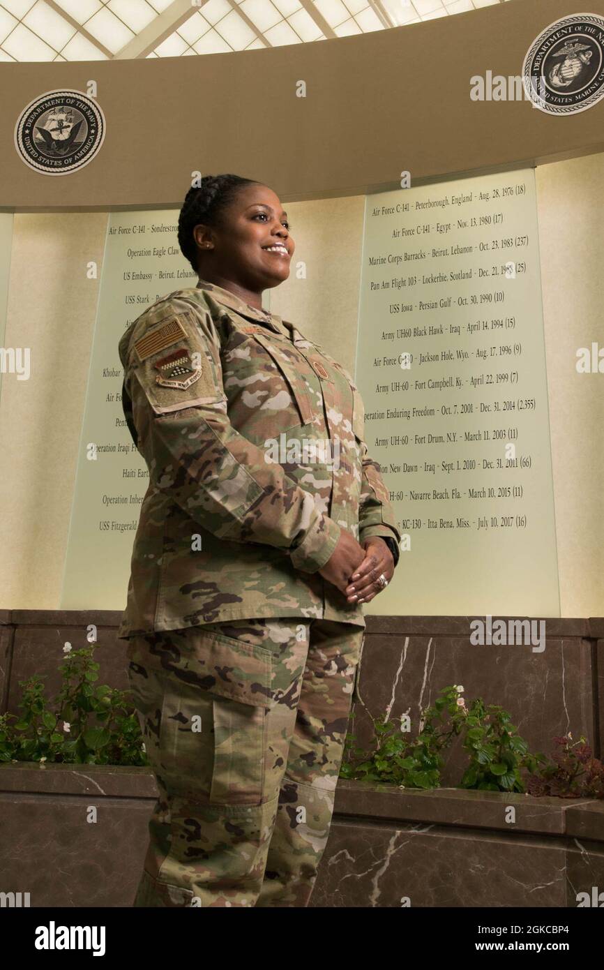 Senior Master Sgt. Shonta Simes, Air Force Mortuary Affairs Operations, sovrintendente della divisione Operations Support, dover Air Force base, Delaware, celebra il mese della storia delle donne riflettendo sulle donne che hanno spianato la strada per lei. SIMES ha servito nell'aeronautica per 21 anni ed è riconoscente per tutte le donne che la hanno mentita ed ha investito nella sua vita per ottenerla dove è oggi. Foto Stock