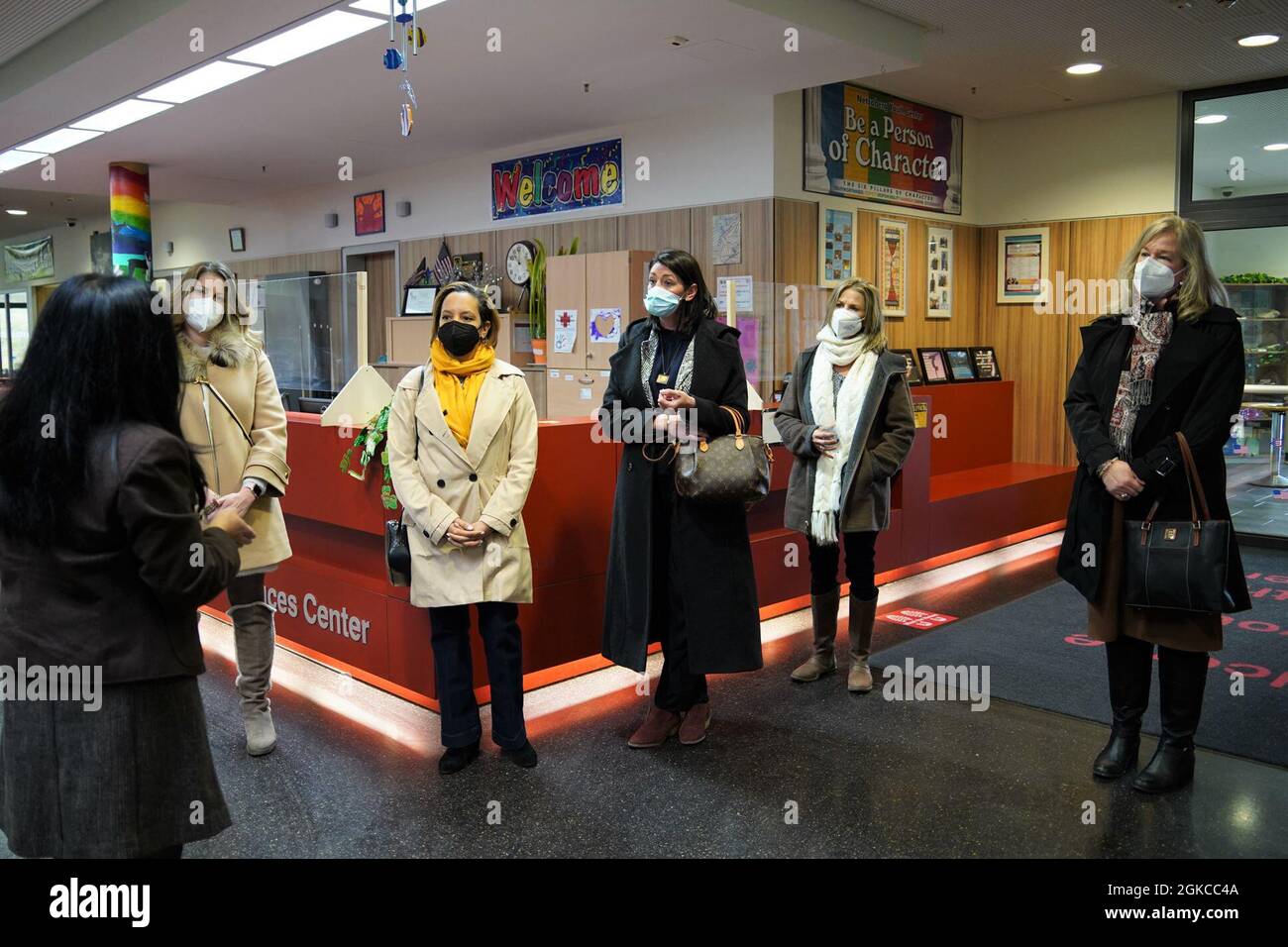 Il Coordinatore dei servizi per bambini e giovani Liwliwa Markey guida la visita guidata attraverso il complesso Netzaberg CYS, 11 marzo 2021. Per soddisfare i requisiti di riduzione dei rischi di HPCON B, sono stati approvati i piani e le operazioni per l'assistenza all'interno di un ambiente COVID-19 Foto Stock