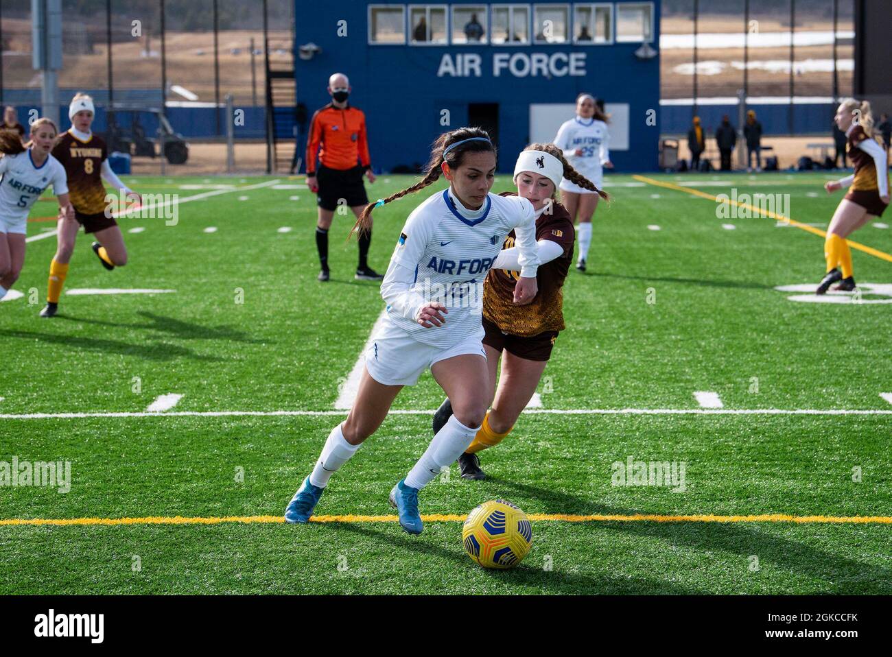 La U.S. AIR FORCE ACADEMY, Colom. -- Natalia Gutierrez dell'Air Force passa la palla davanti alla Mountain West Rival University of Wyoming durante una partita a casa presso il campo di pratica dell'Academy a Colorado Springs, Colom., 11 marzo 2021. Air Force ha abbattuto il Wyoming con un obiettivo oro straordinario del 2-1 doppio. Foto Stock