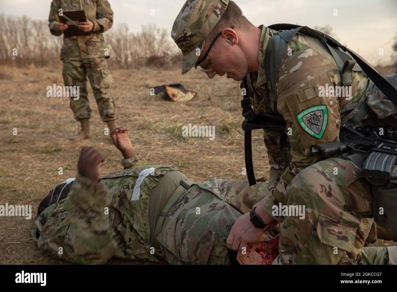 SGT. Charles Hellmann, una polizia militare con la 200th Military Police Company, fornisce assistenza medica ad una vittima del mock, durante il 2021 Maryland Best Warrior Competition alla H Steven Blum Military Reservation a Glen Arm, Maryland, il 11 marzo 2021. La competizione è una maratona di più giorni di prove mentali e fisiche, che spinge questi membri elite del Servizio ai loro limiti. Il concorso di quest’anno ha avuto luogo dal 11 al 14 marzo. Ampie precauzioni sanitarie di sicurezza hanno fatto in modo che i concorrenti possano mostrare il meglio delle loro competenze. Foto Stock