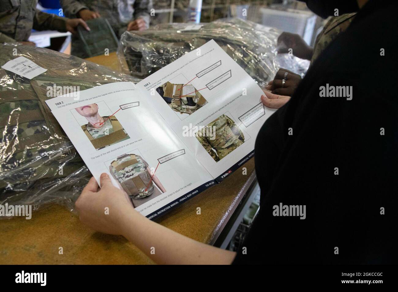 L'investigatore Allison Schaecher, 97th Security Forces Squadron Investigations Office, guarda un manuale per la nuova armatura corpo femminile, 11 marzo 2021, presso la base aeronautica di Altus, Oklahoma. Questo sistema a quattro livelli consente al comandante di personalizzare il livello di protezione del Defender femminile in base ai diversi profili di missione, consentendo al Defender femminile di regolare la vestibilità per adattarsi alle caratteristiche fisiche e integrarsi meglio con gli attrezzi esistenti. Foto Stock