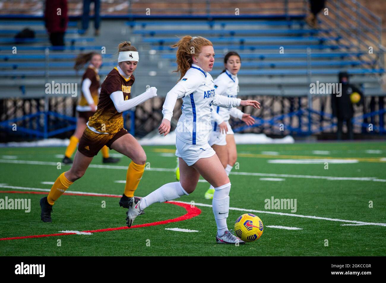 La US AIR FORCE ACADEMY, Colom. -- la camma di Air Force, Karras, fa il dribbling alla palla oltre la Mountain West rivale University of Wyoming durante una partita a casa presso il campo di pratica dell'Accademia a Colorado Springs, Colom., 11 marzo 2021. Air Force ha abbattuto il Wyoming con un obiettivo oro straordinario del 2-1 doppio. Foto Stock
