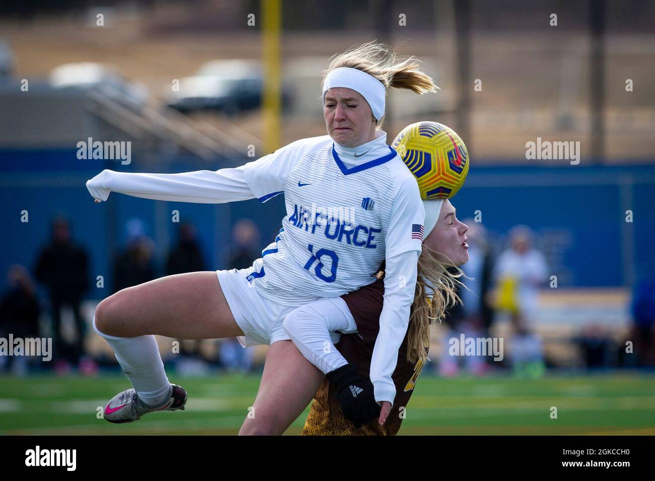 La US AIR FORCE ACADEMY, Colom. -- la Catherine Bakken dell'Air Force dirige la palla contro la Mountain West rivale University of Wyoming durante una partita a casa presso il campo di pratica dell'Accademia a Colorado Springs, Colom., 11 marzo 2021. Air Force ha abbattuto il Wyoming con un obiettivo oro straordinario del 2-1 doppio. Foto Stock