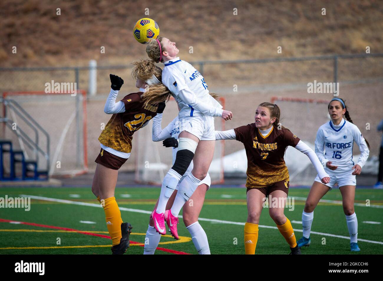 La U.S. AIR FORCE ACADEMY, Colom. -- Emma Nelson dell'Air Force dirige la palla contro la Mountain West Rival University of Wyoming durante una partita a casa presso il campo di pratica dell'Academy a Colorado Springs, Colom., 11 marzo 2021. Air Force ha abbattuto il Wyoming con un obiettivo oro straordinario del 2-1 doppio. Foto Stock
