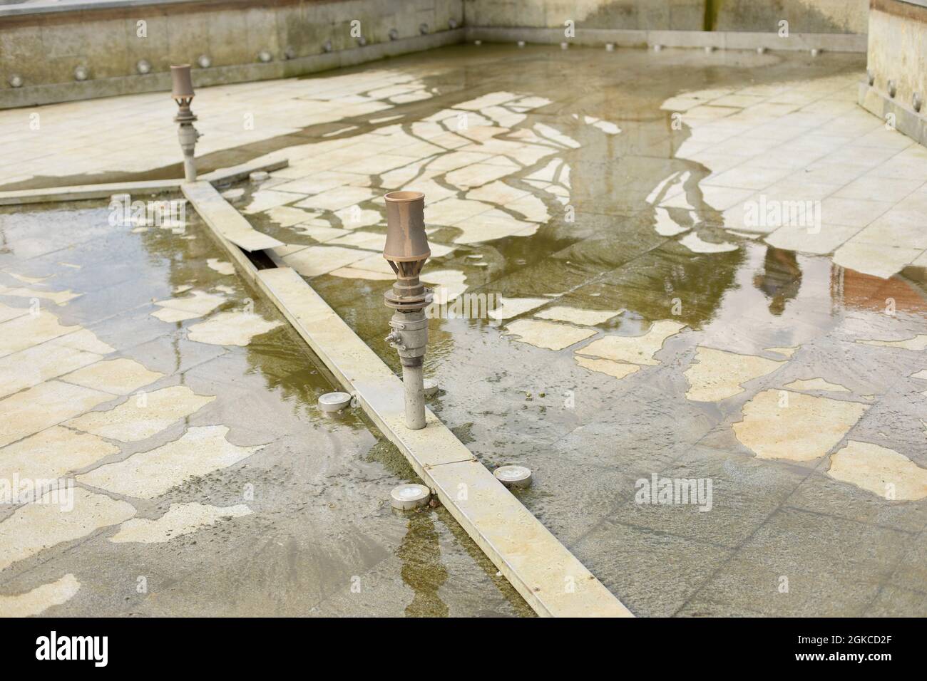 Fontana scollegata. Fontana senza acqua. Lavori di riparazione in attrezzature per acqua. Foto Stock